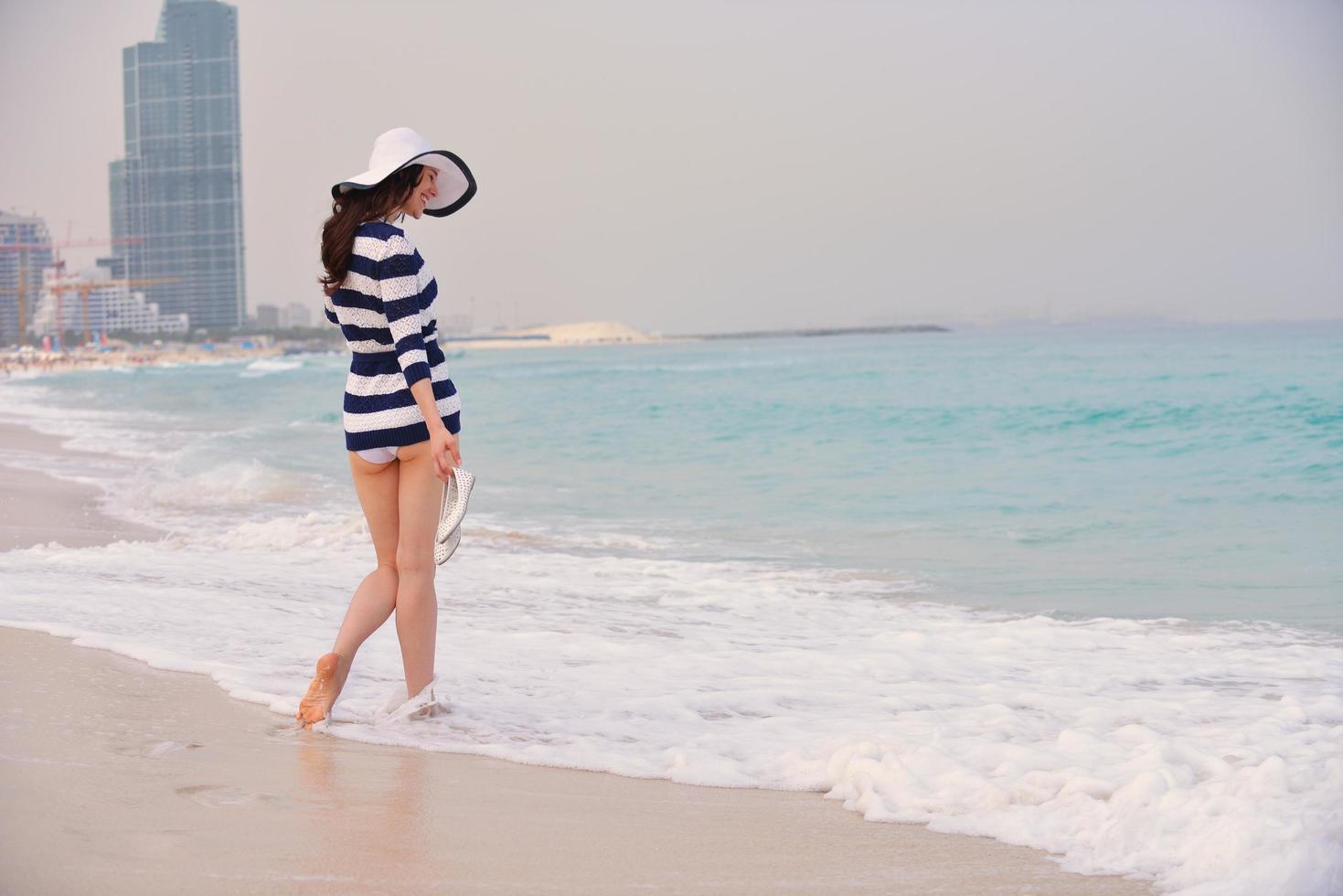 hermosa mujer feliz disfrutando de las vacaciones de verano foto