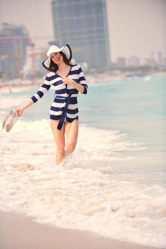 hermosa mujer feliz disfrutando de las vacaciones de verano foto