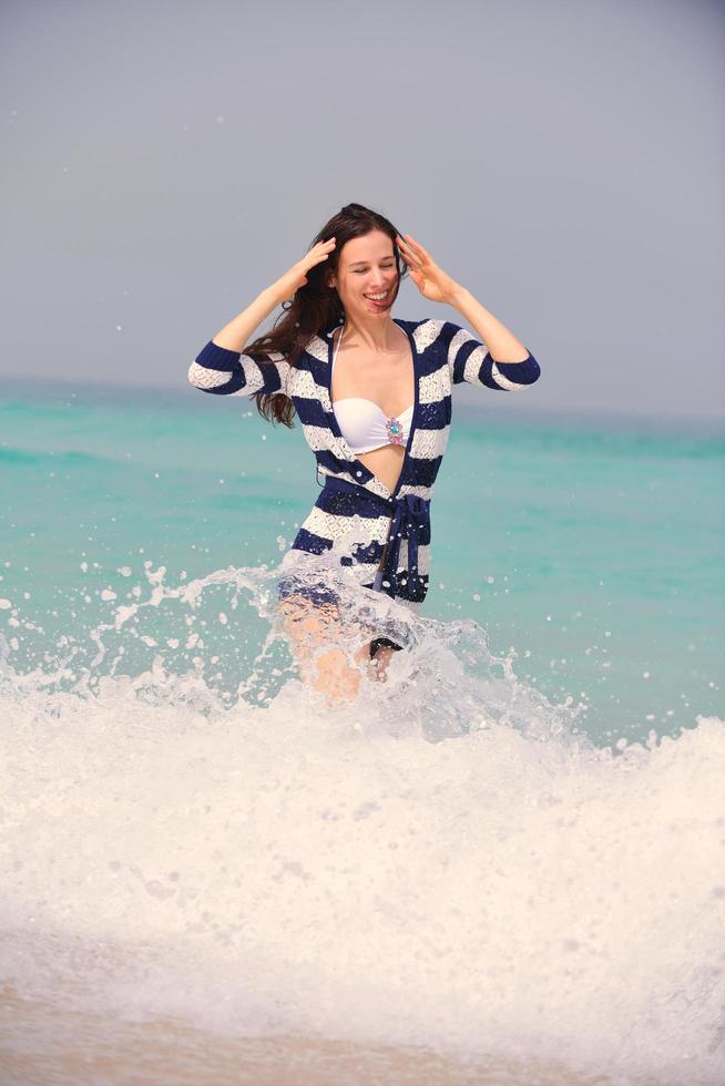 hermosa mujer feliz disfrutando de las vacaciones de verano foto