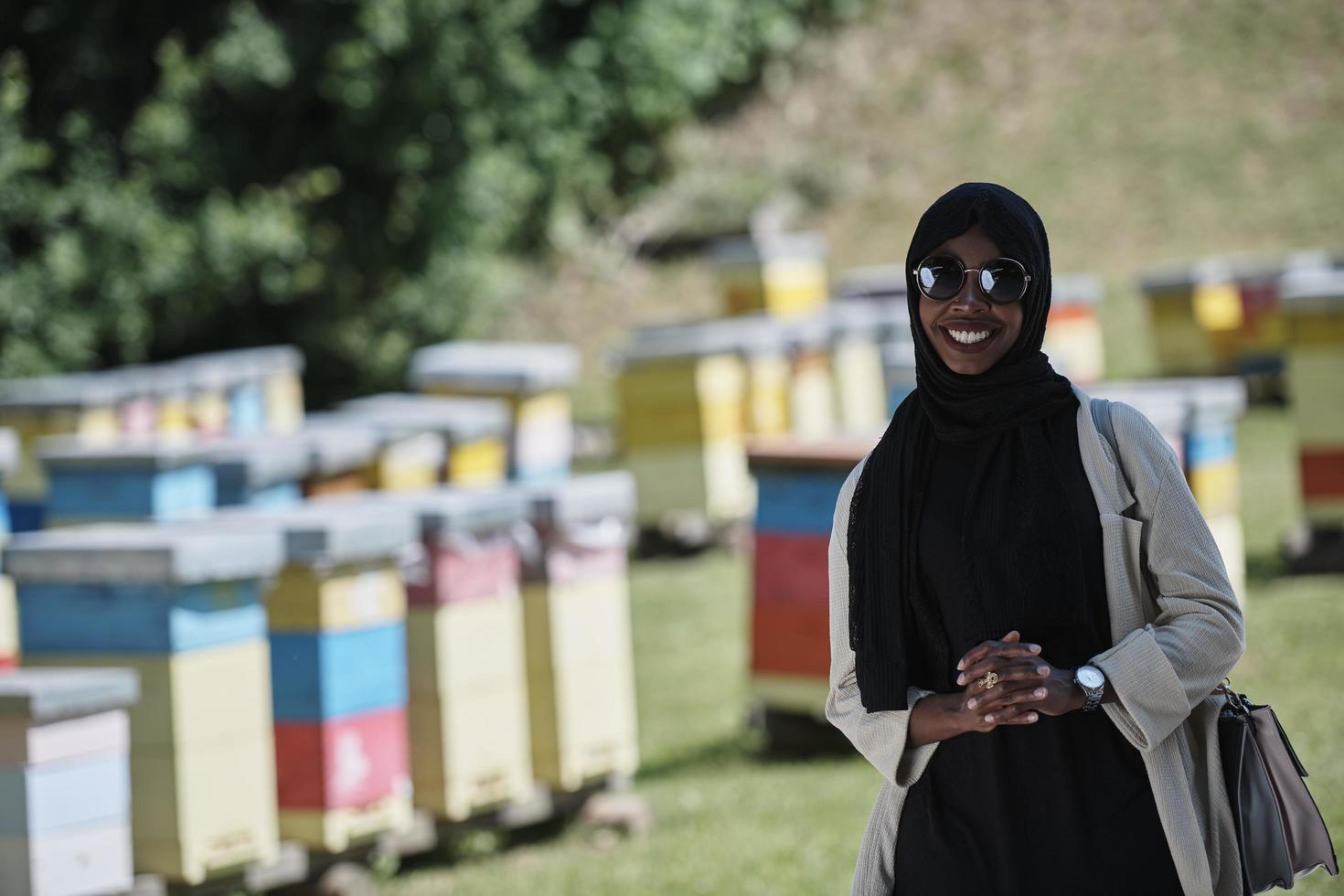 retrato de una mujer de negocios musulmana africana en una pequeña granja local de producción de miel foto