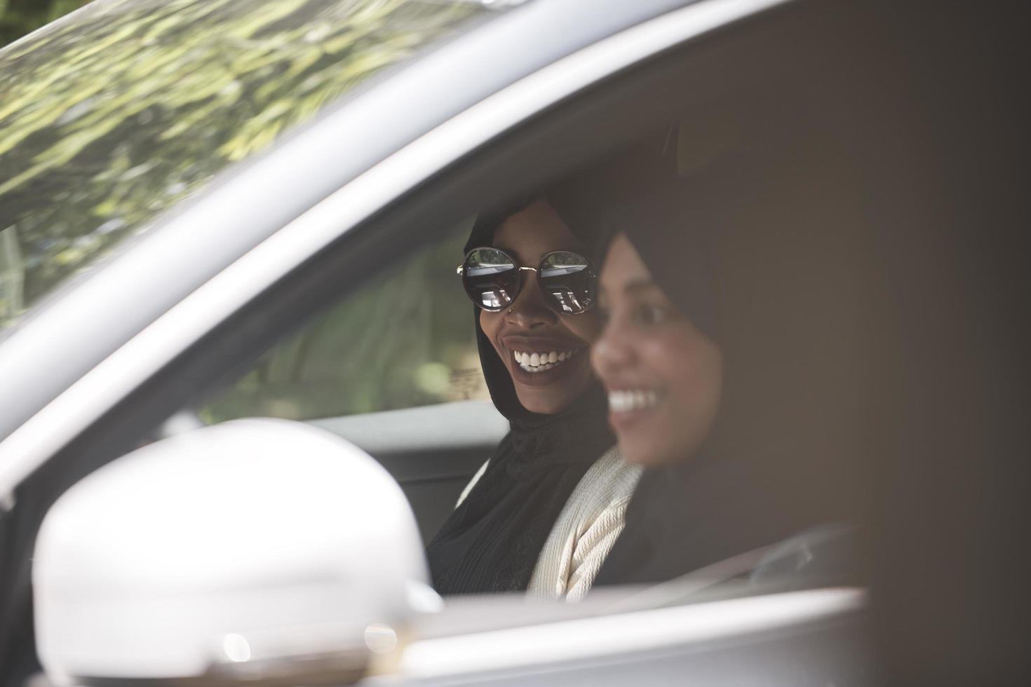 pareja de mujeres árabes viajando en coche foto