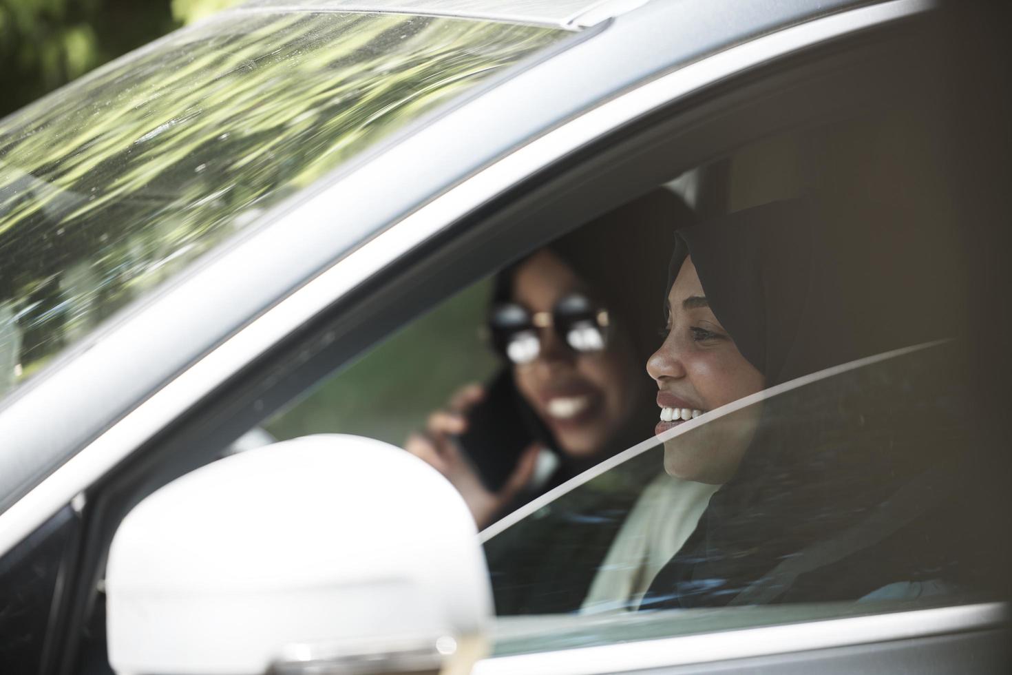 pareja de mujeres árabes viajando en coche foto