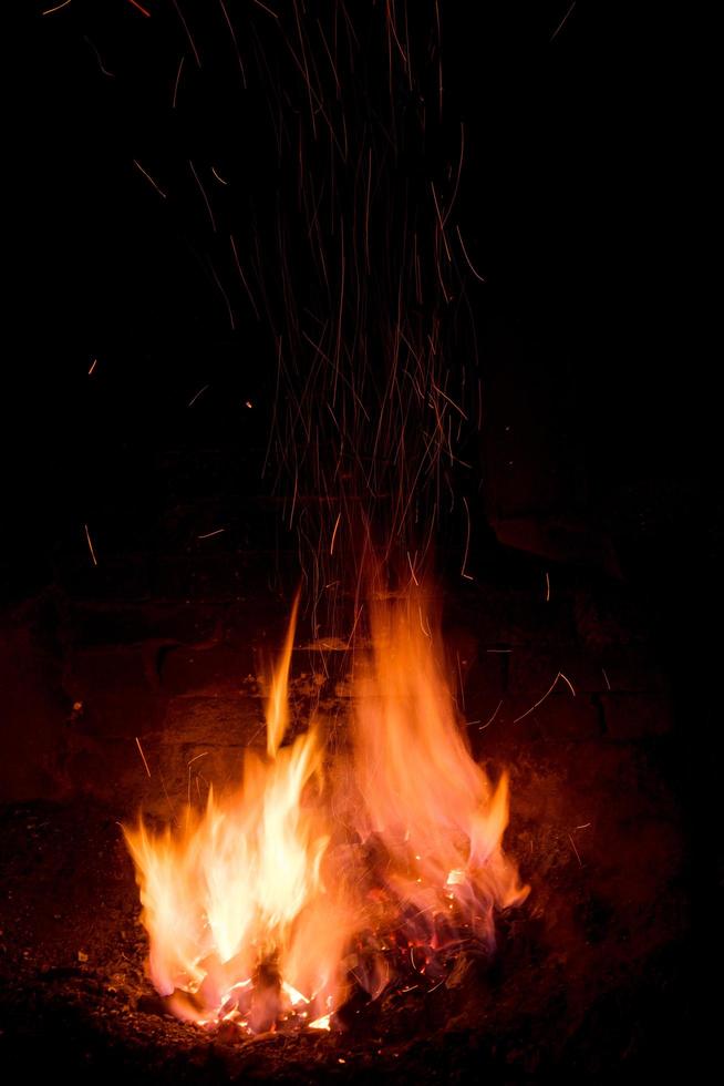 horno de herrero tradicional con fuego ardiente foto