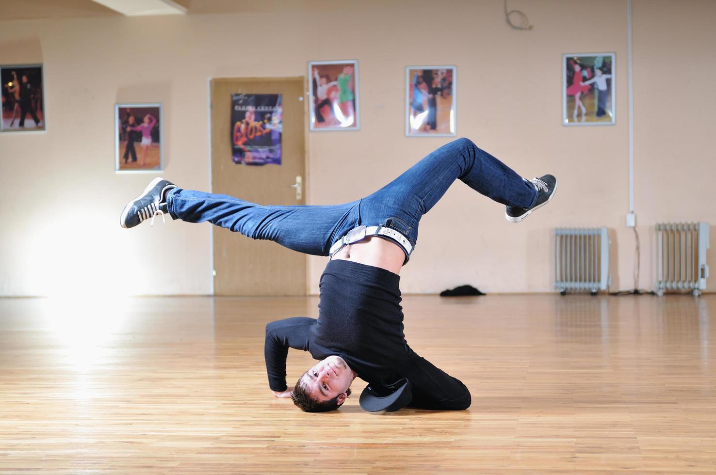 Breakdance group view photo