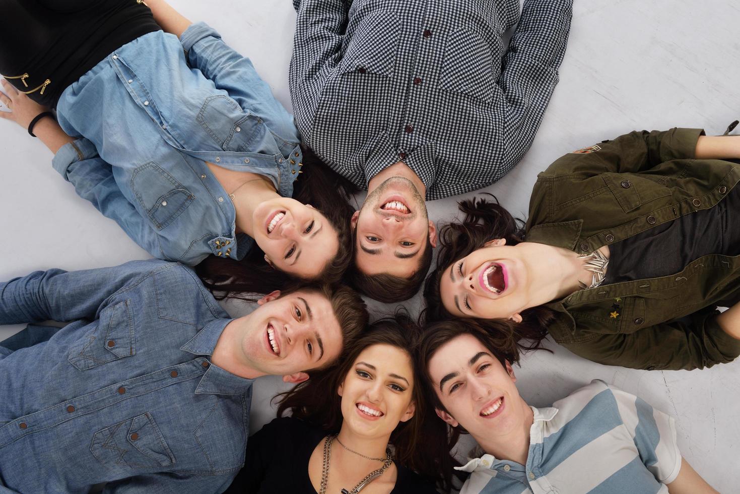 grupo de adolescentes felices foto