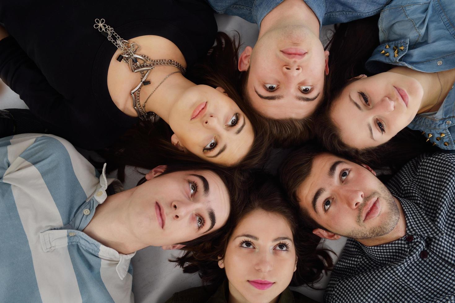 grupo de adolescentes felices foto