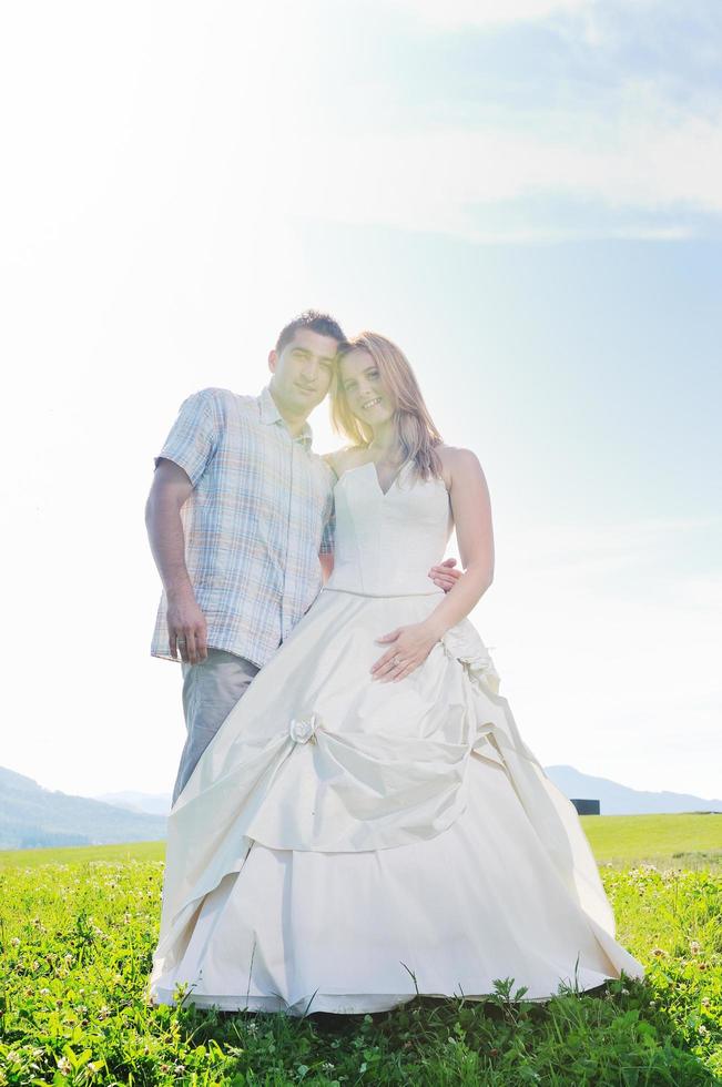 hermosa novia al aire libre con un colorido juguete de molino de viento foto