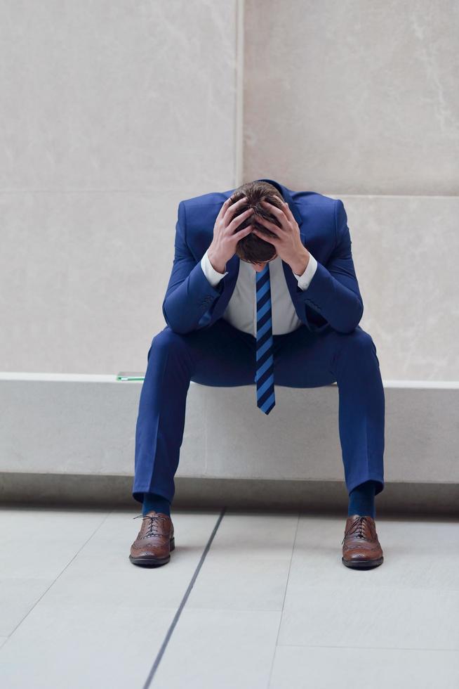 hombre de negocios joven frustrado foto