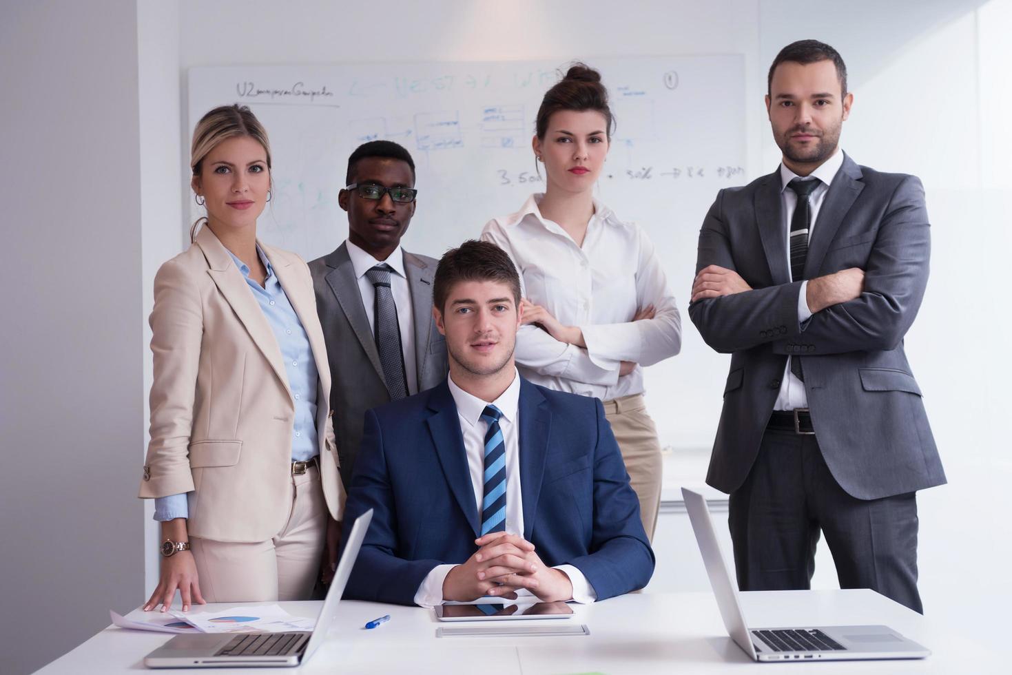 grupo de personas de negocios en la oficina foto