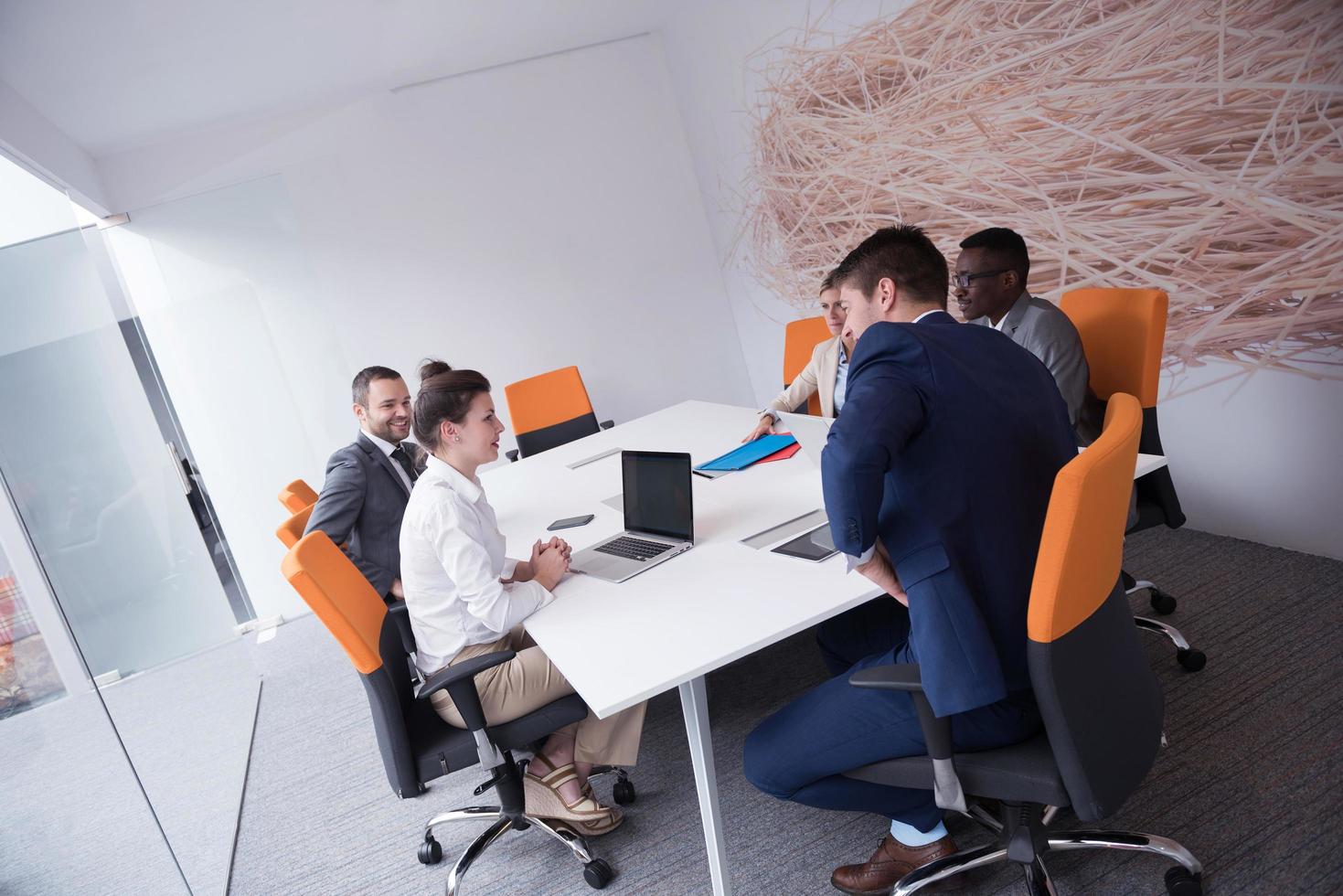 grupo de personas de negocios en la oficina foto