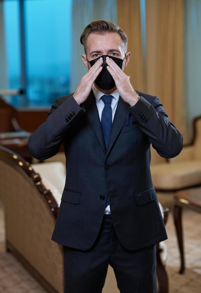 hombre de negocios con mascarilla protectora en la oficina foto