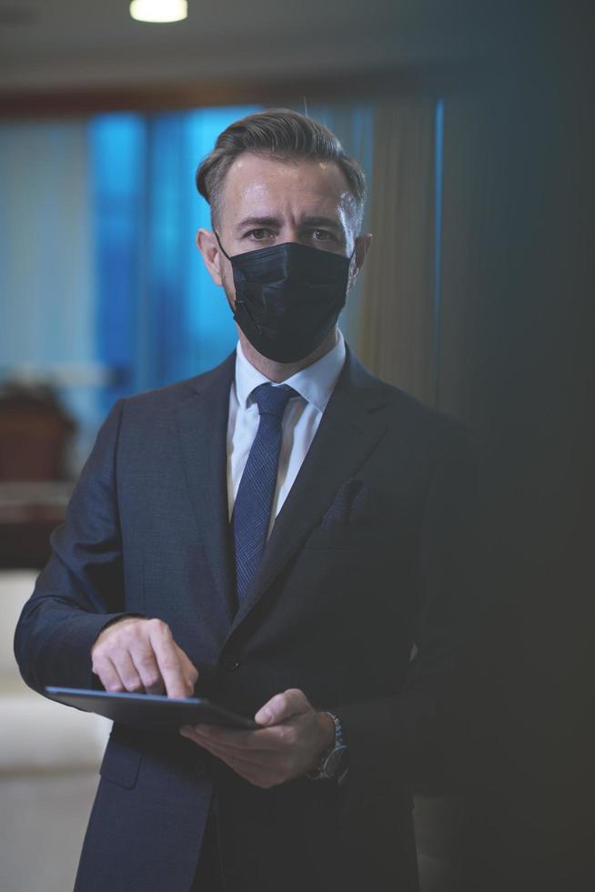 hombre de negocios con mascarilla protectora en la oficina foto