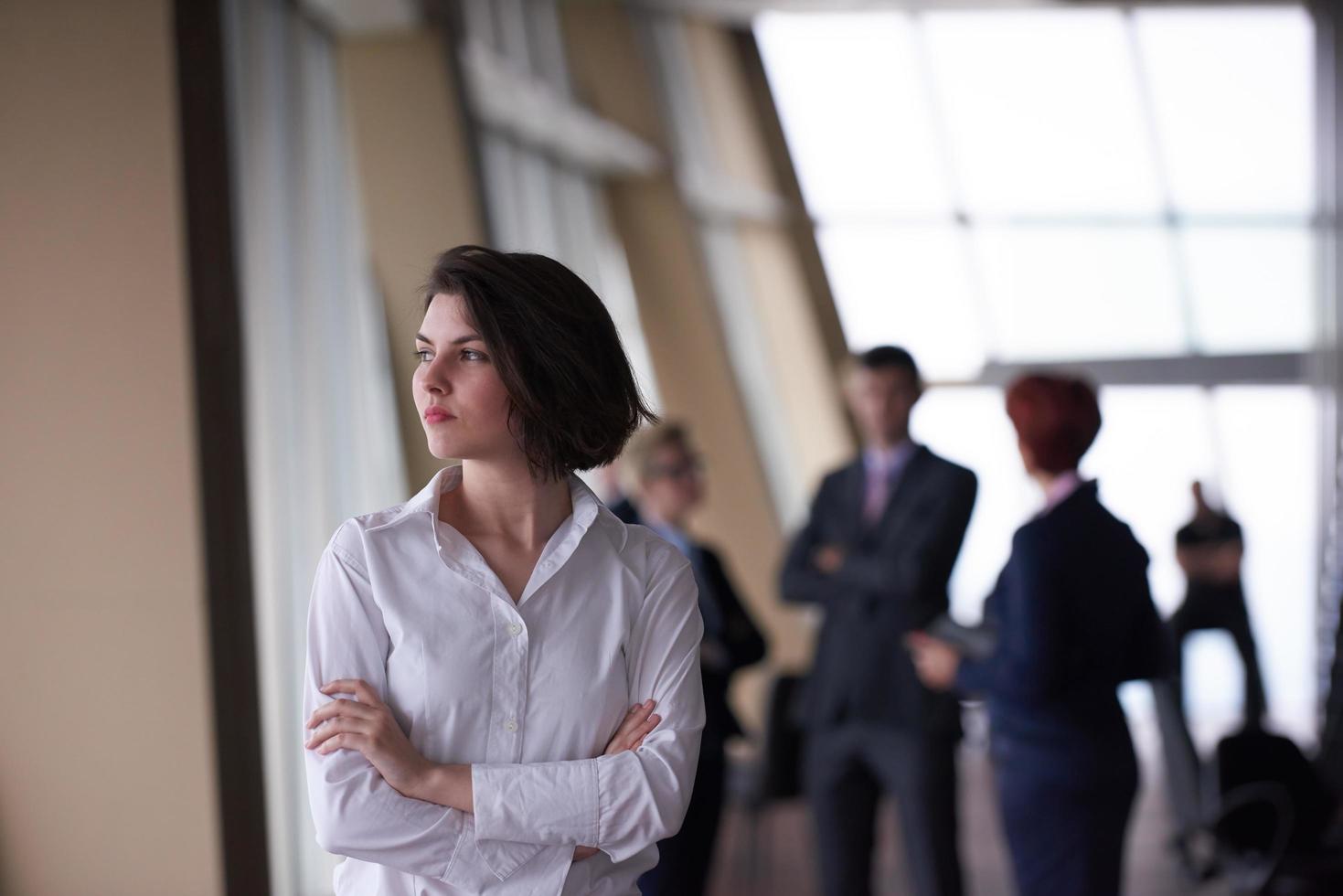 grupo de gente de negocios, mujer al frente como líder del equipo foto