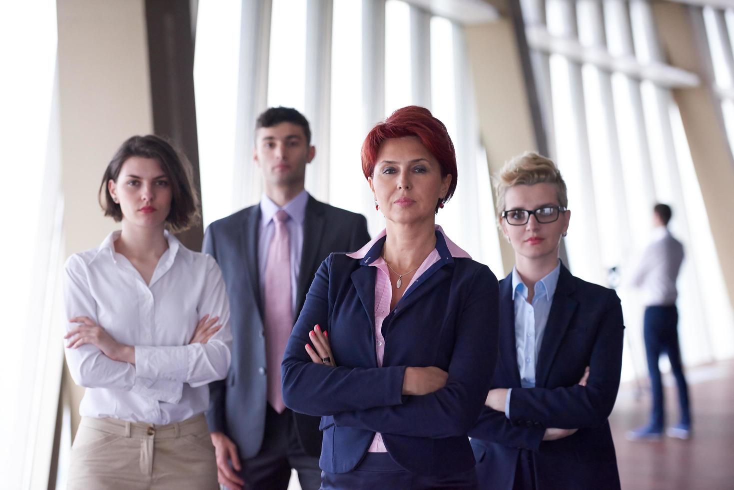 Grupo diverso de gente de negocios con una mujer pelirroja al frente foto