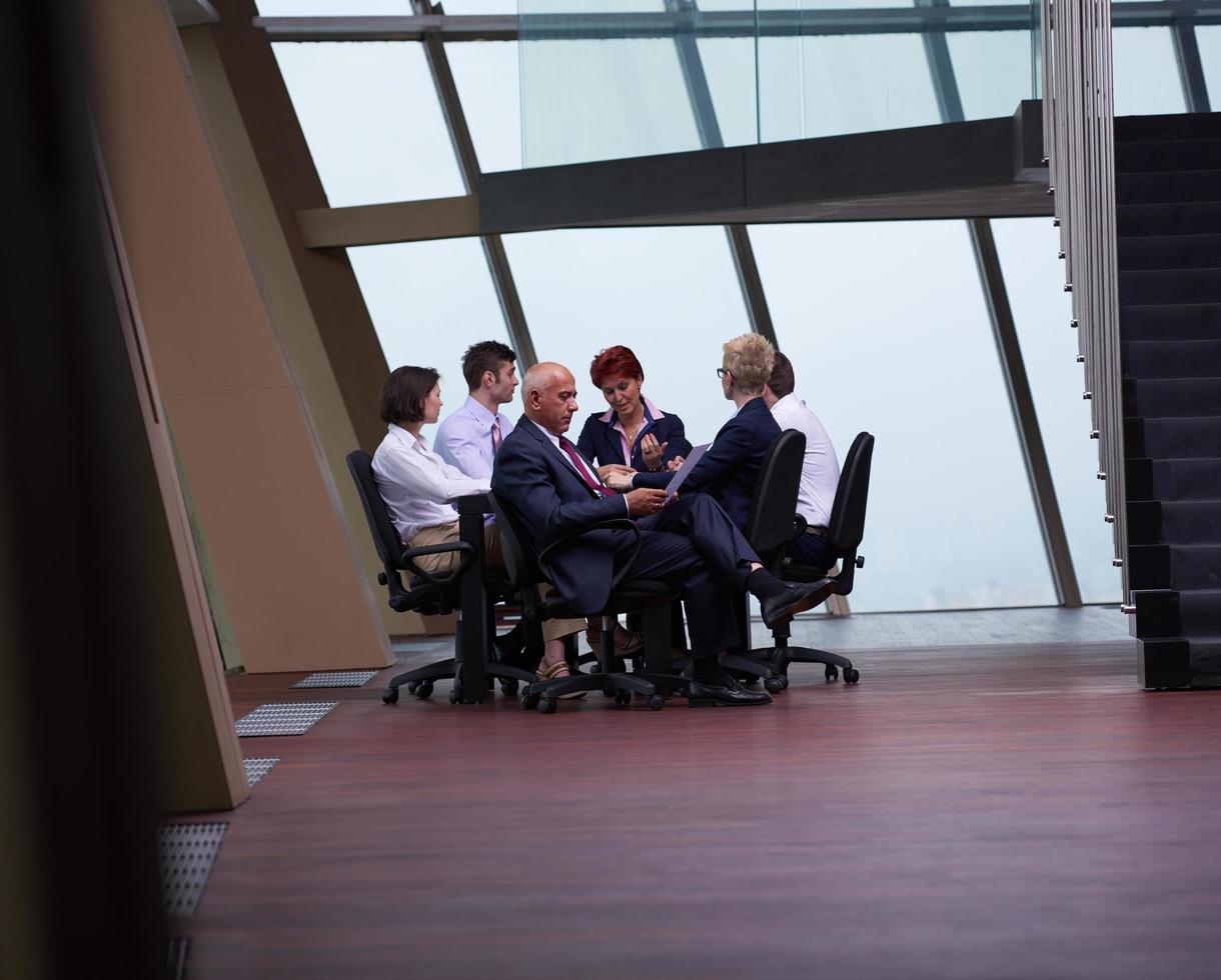 grupo de personas de negocios en reunión en la oficina moderna y luminosa foto