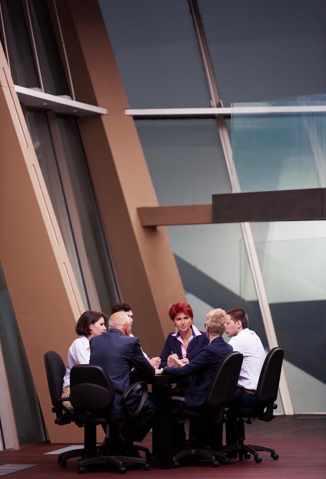 grupo de personas de negocios en reunión en la oficina moderna y luminosa foto