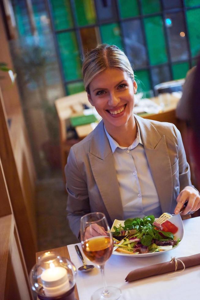 pareja de negocios cenando foto