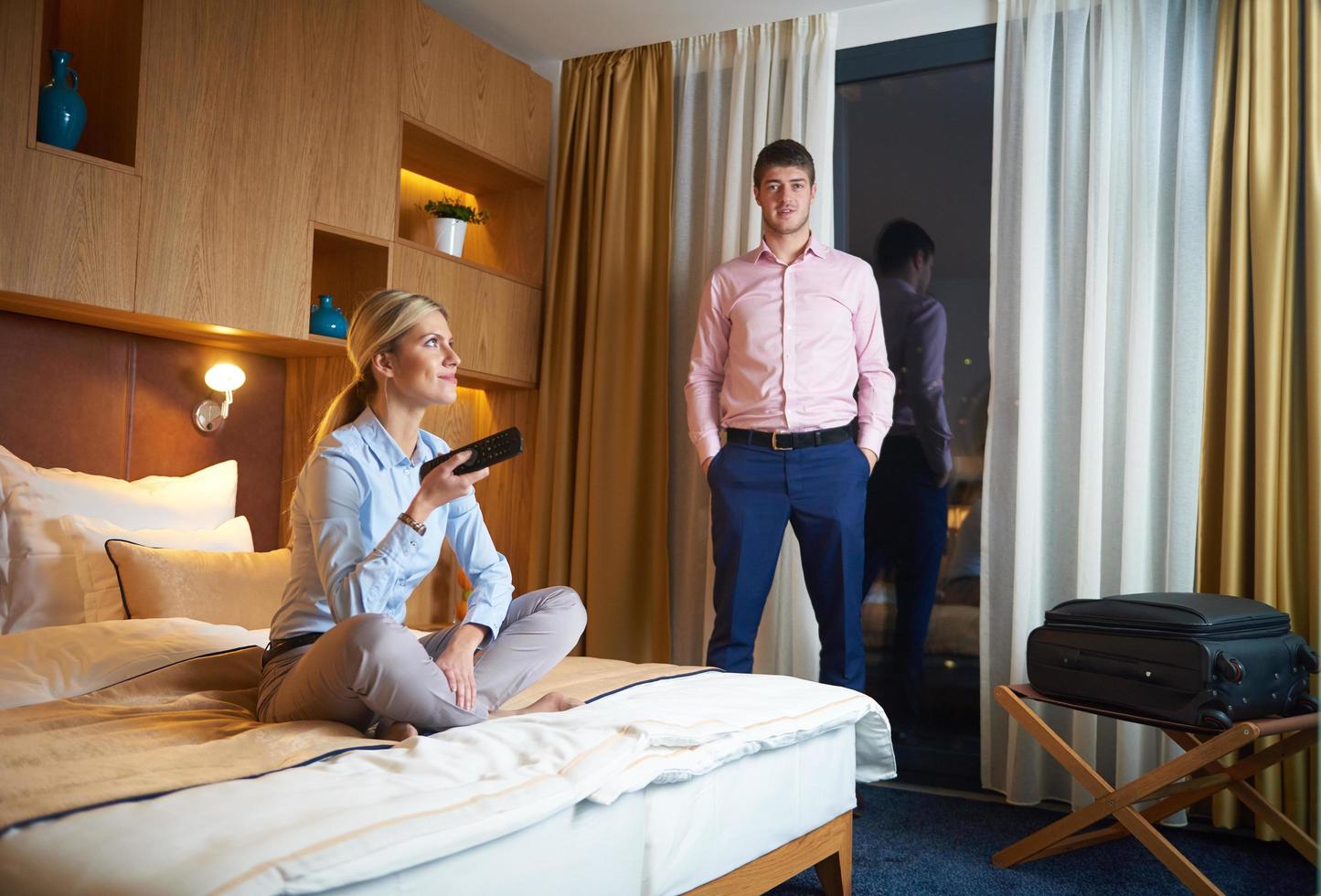 pareja joven en una habitación de hotel moderna foto