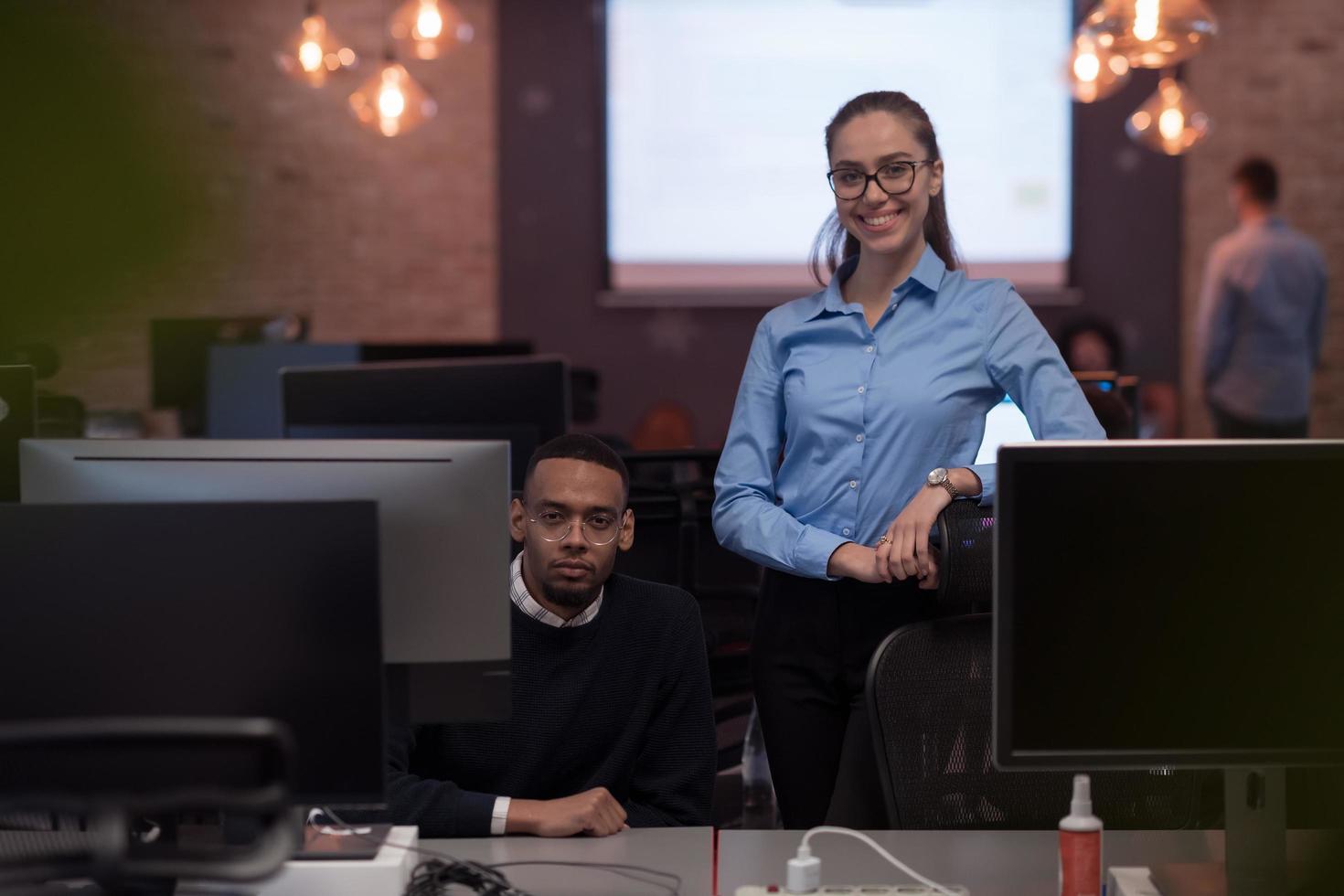 equipo de personas de negocios con experiencia en el trabajo en la capacitación de proyectos de negocios compañero de trabajo de coaching, dama agradable asesora consultora calificada que ayuda al cliente masculino en la computadora. foto