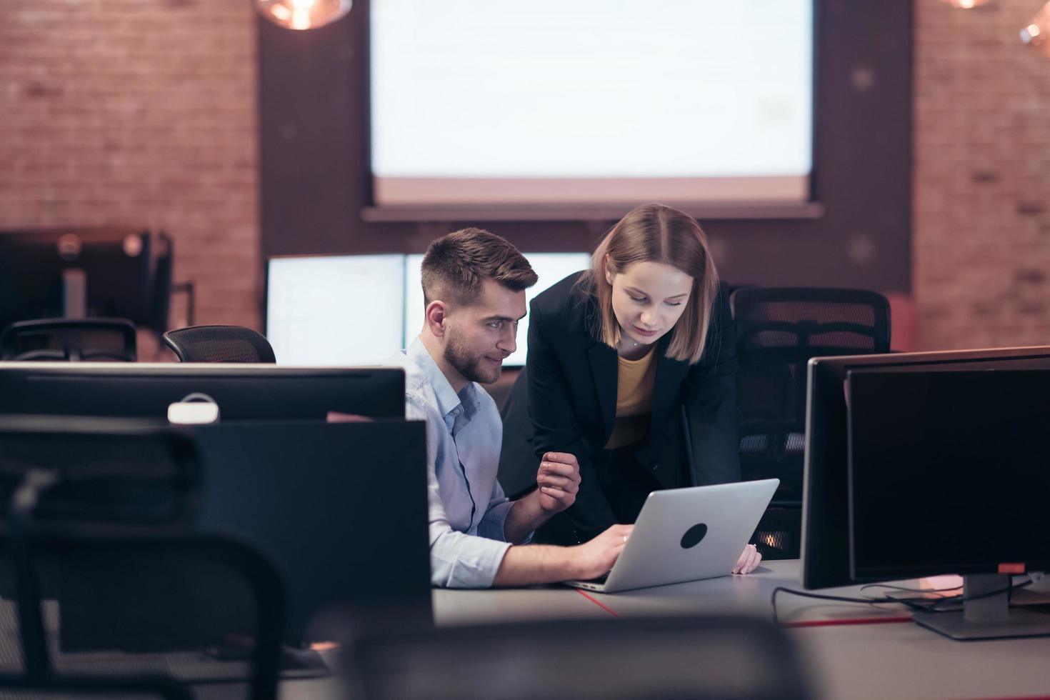 mujer de negocios sonriente con experiencia en el trabajo en proyectos de negocios, entrenadora, compañera de trabajo, agradable asesora consultora calificada que ayuda a un cliente masculino en una computadora portátil foto