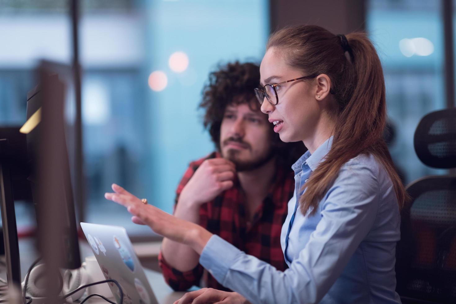 mujer de negocios sonriente con experiencia en el trabajo en proyectos de negocios, entrenadora, compañera de trabajo, agradable asesora consultora calificada que ayuda a un cliente masculino en una computadora portátil foto