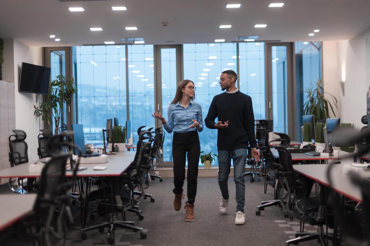 dos felices y diversas personas del equipo de negocios ejecutivo profesional mujer y hombre afroamericano caminando en la oficina de coworking. retrato de equipo de gerentes de empresas multiculturales. foto