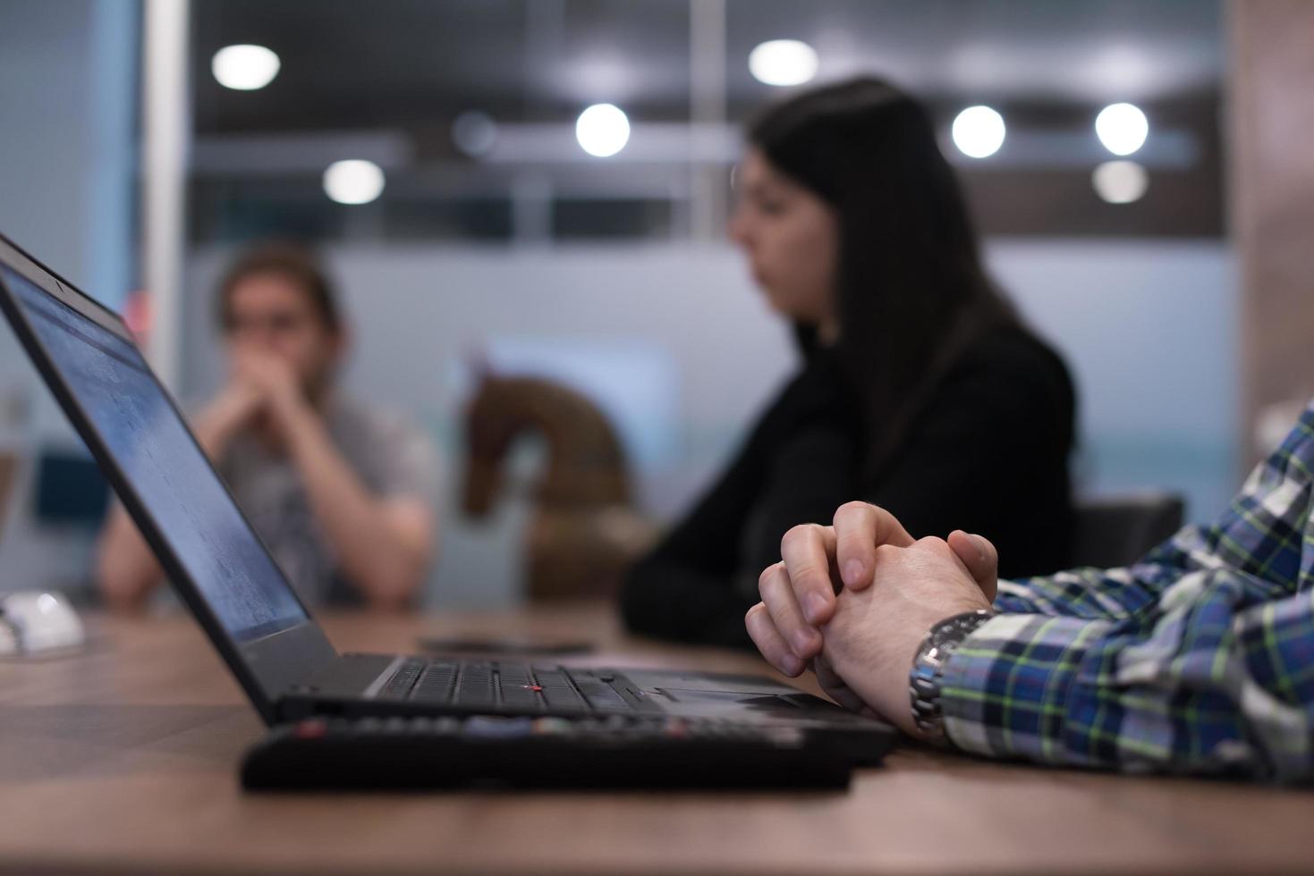 programador escribiendo código de programación foto