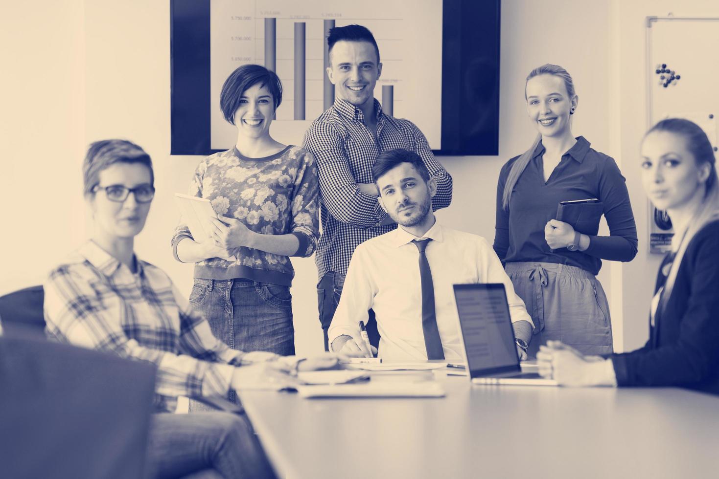 equipo de negocios de inicio en reunión en oficina moderna con puesta de sol en segundo plano foto