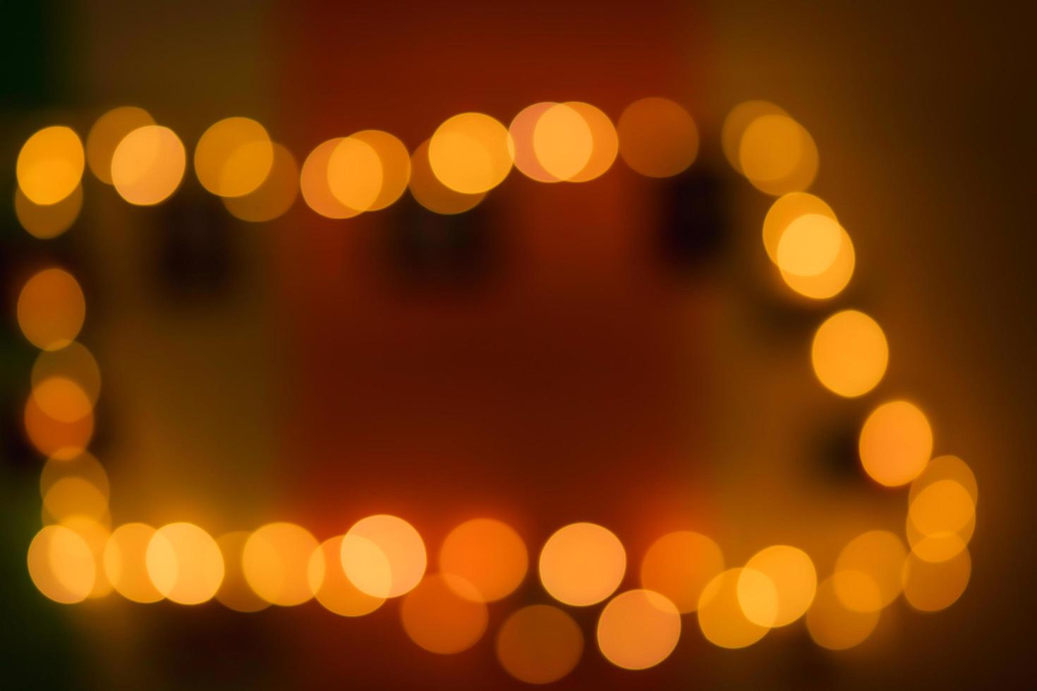 desenfoca la luz para crear un bokeh ovalado de color ámbar en la oscuridad. foto