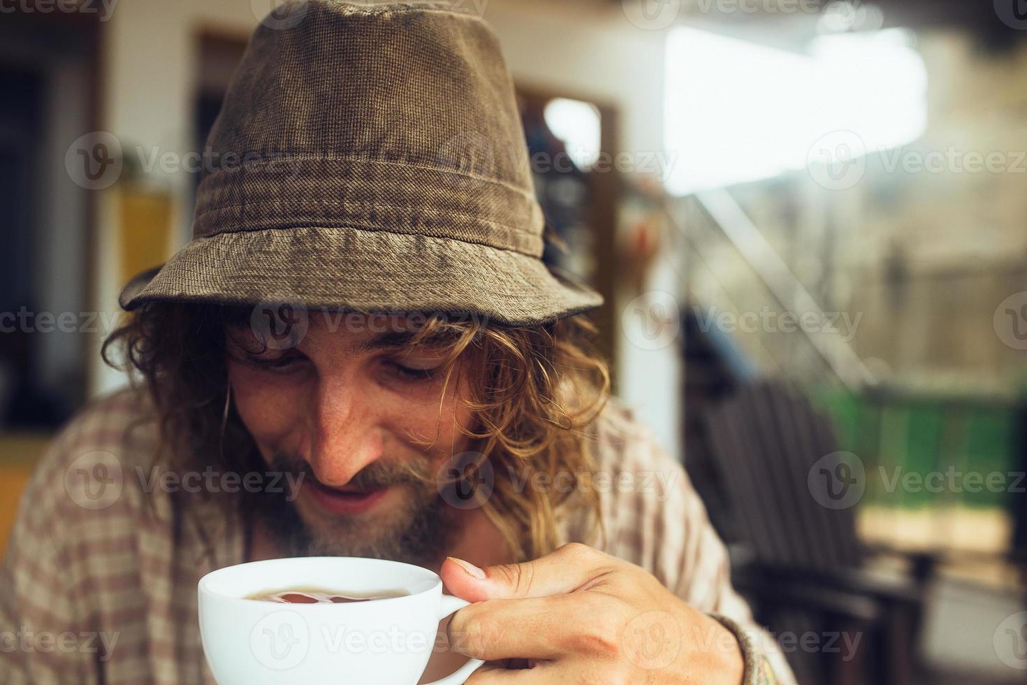 hombre tomando café foto