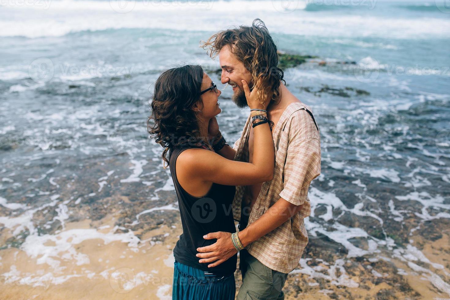 retrato de pareja en la playa foto