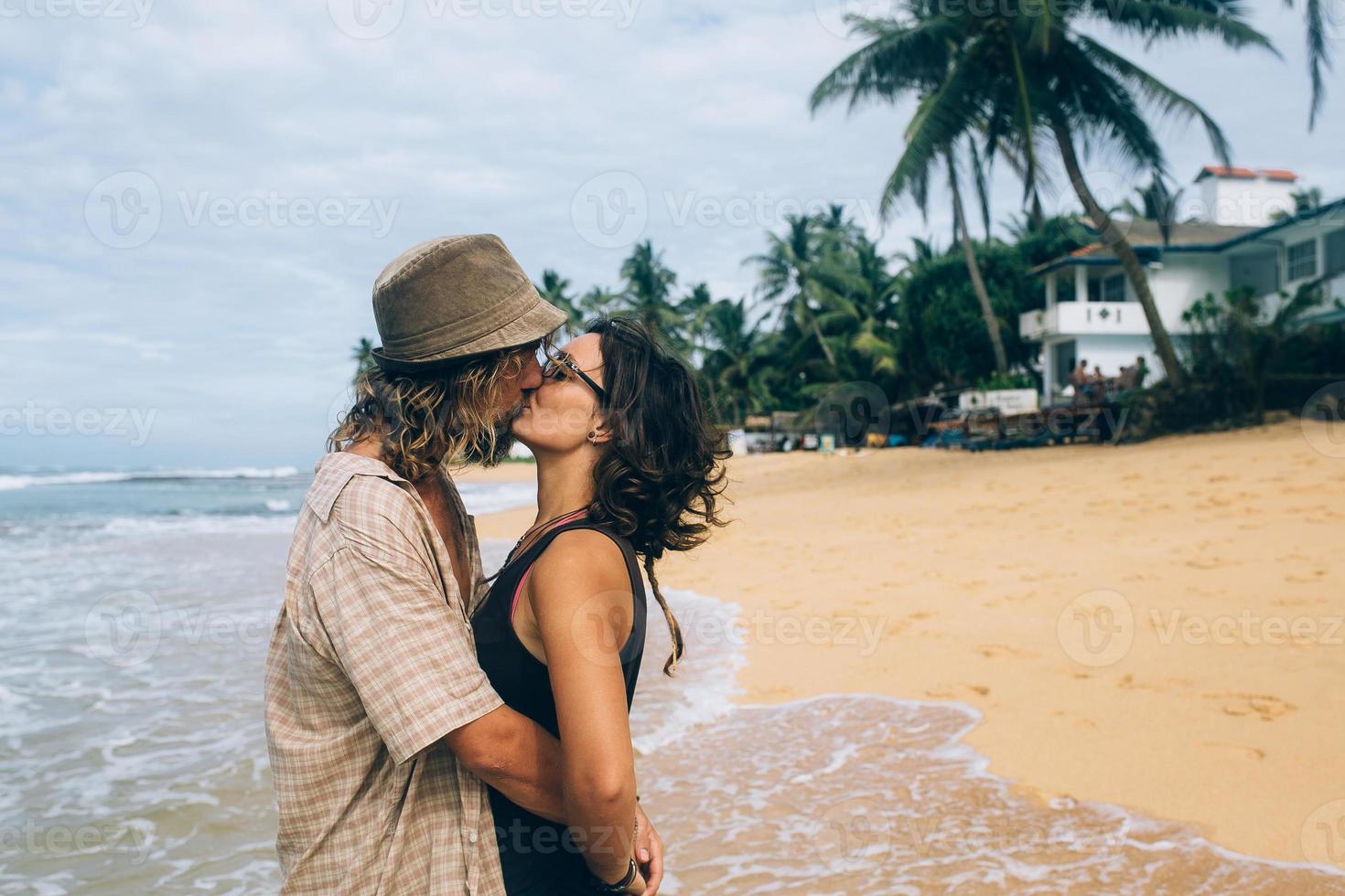 retrato de pareja en la playa foto