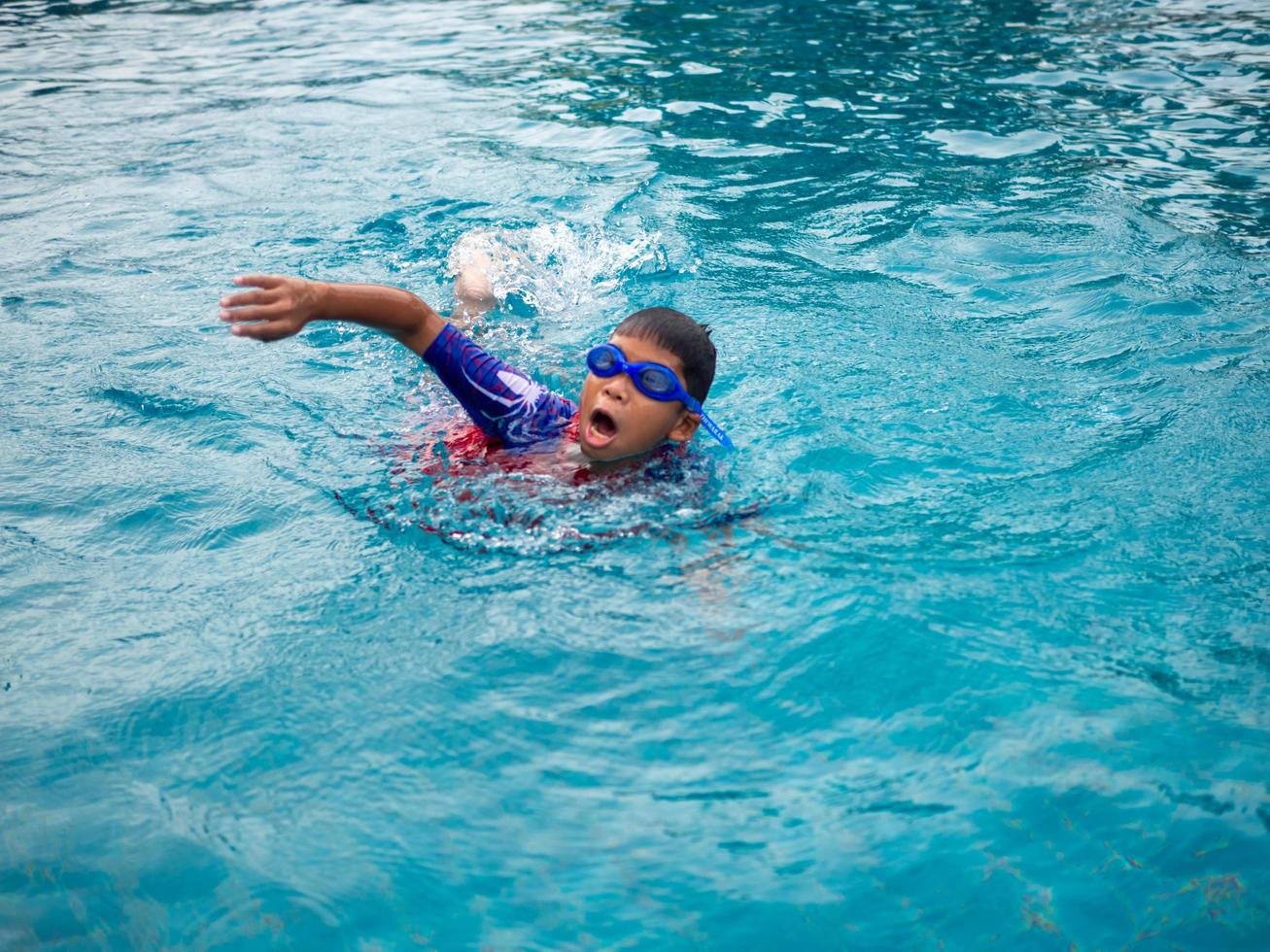 un hombre en Gafas de sol disfruta verano al aire libre, nadando en un  piscina generado por ai 28689757 Foto de stock en Vecteezy