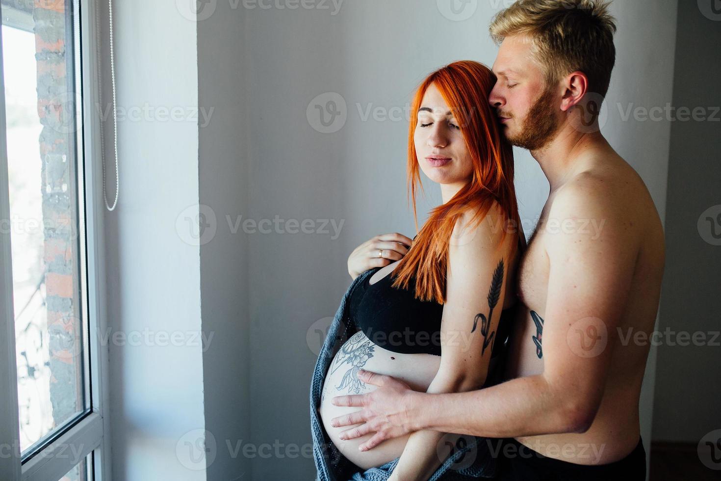 Pregnant couple portriat photo