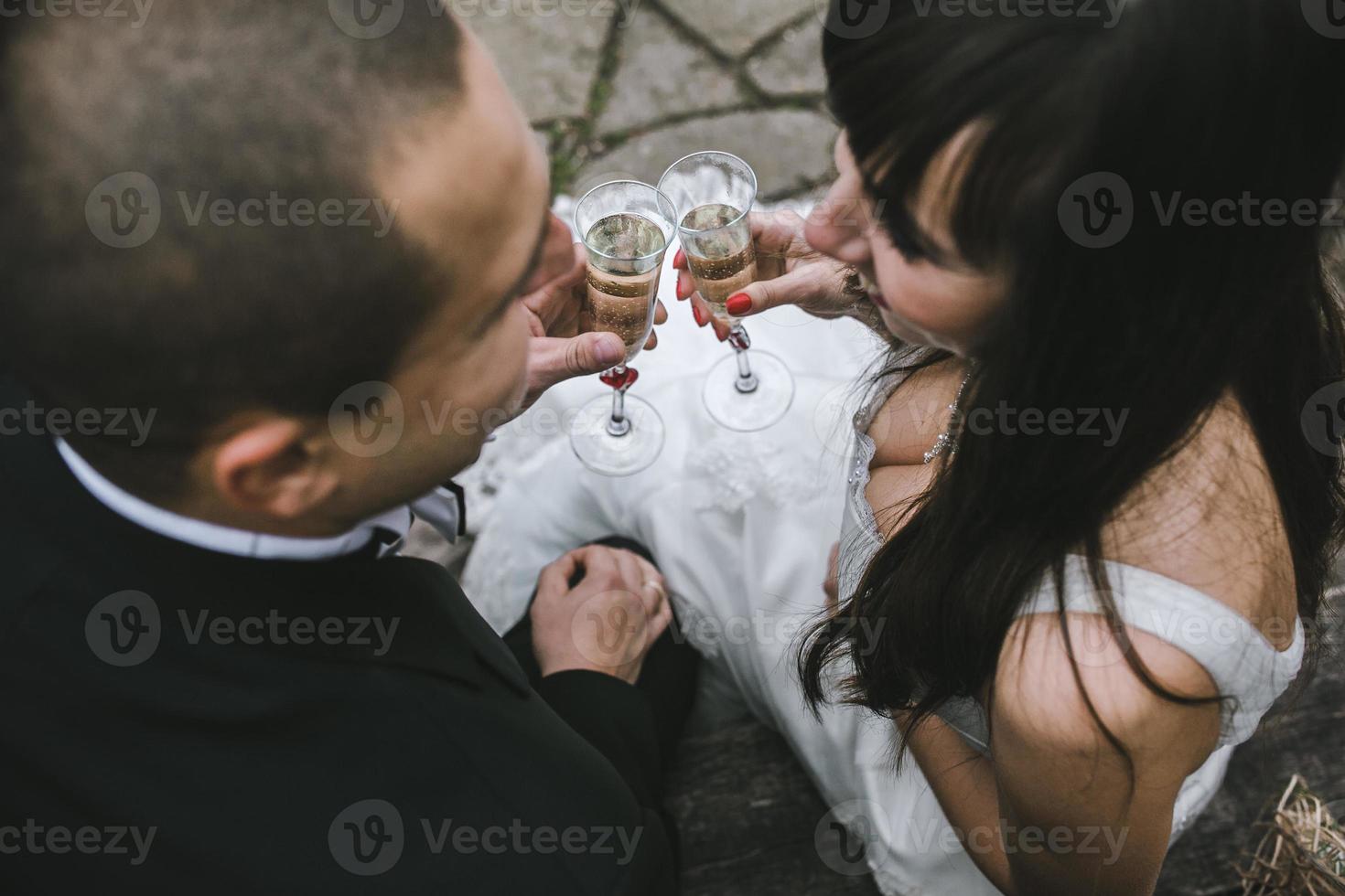 pareja casada al aire libre foto