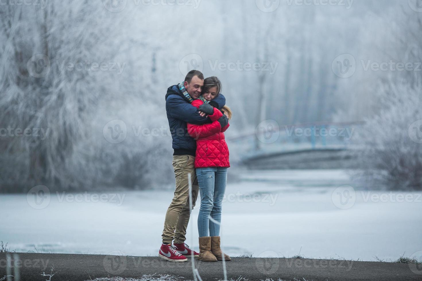 pareja en paisaje de invierno foto