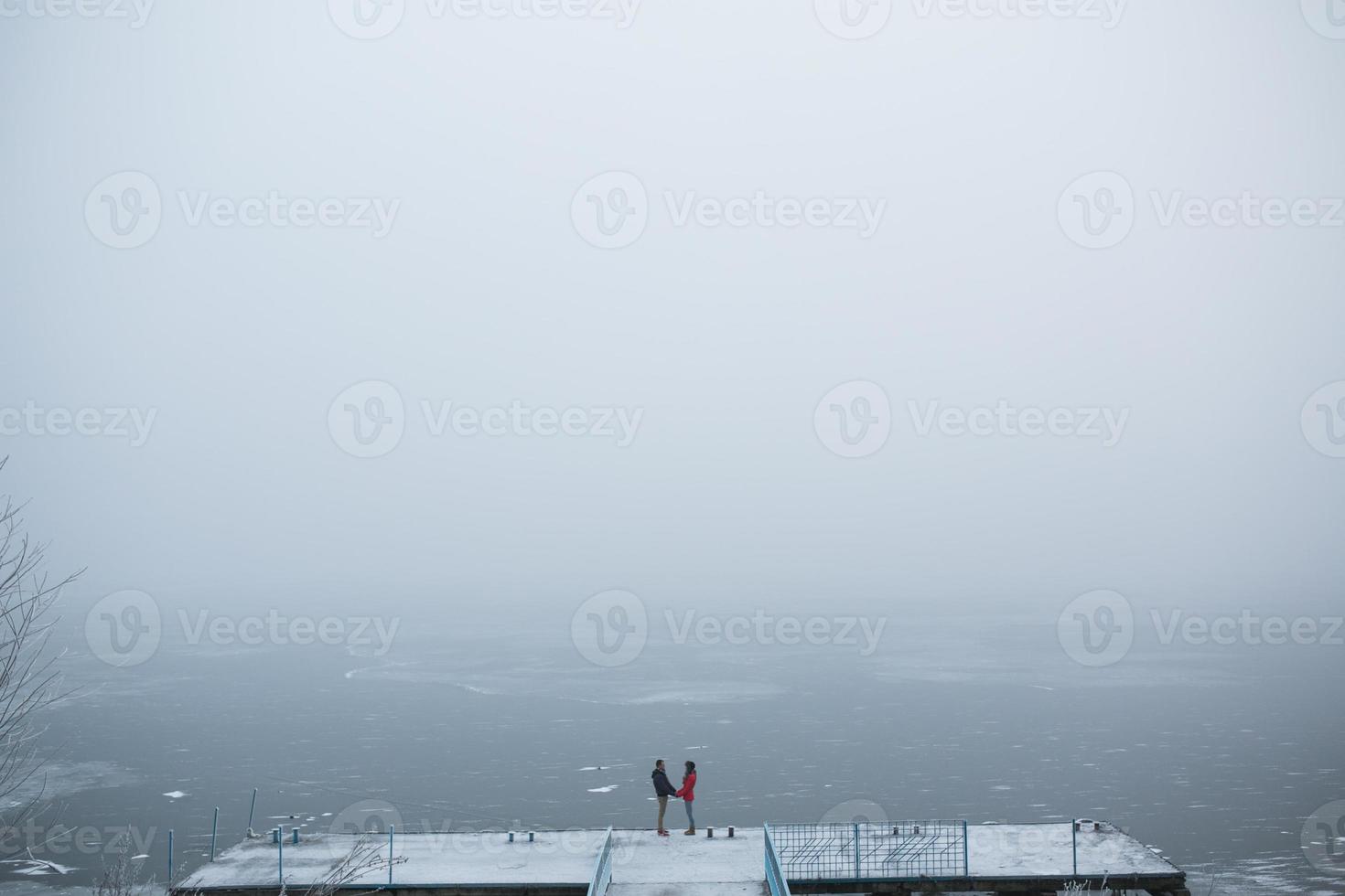 pareja en paisaje de invierno foto