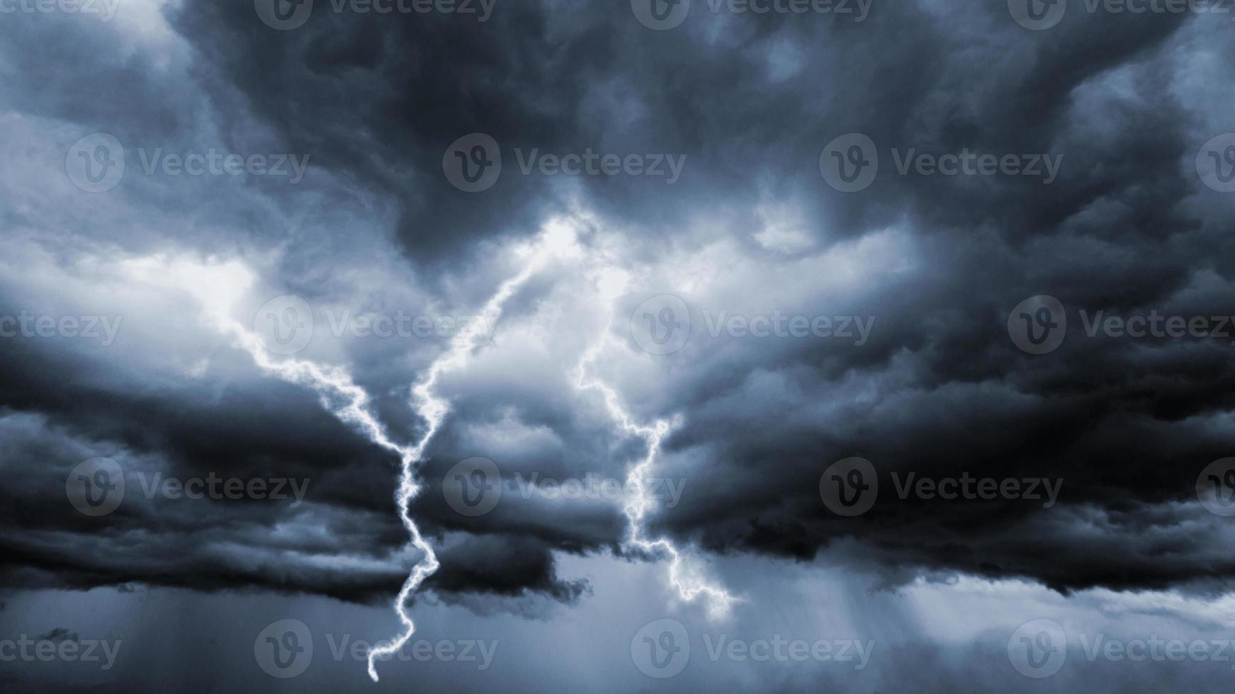 el cielo oscuro con nubes pesadas que convergen y una tormenta violenta antes de la lluvia. cielo de clima malo o malhumorado. foto