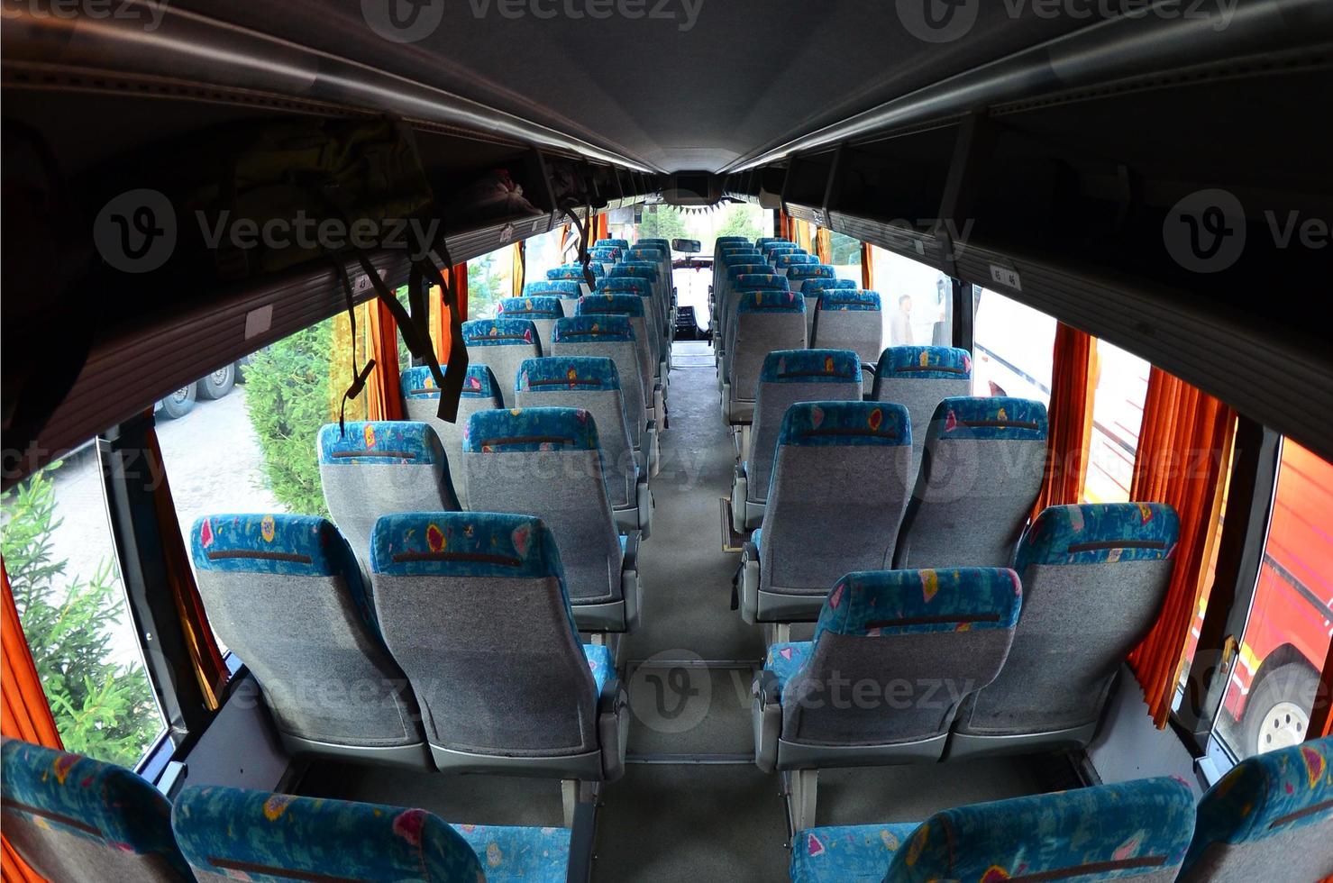 interior del bus turístico para excursiones y viajes largos. muchos asientos libres y lugares para equipaje pequeño foto