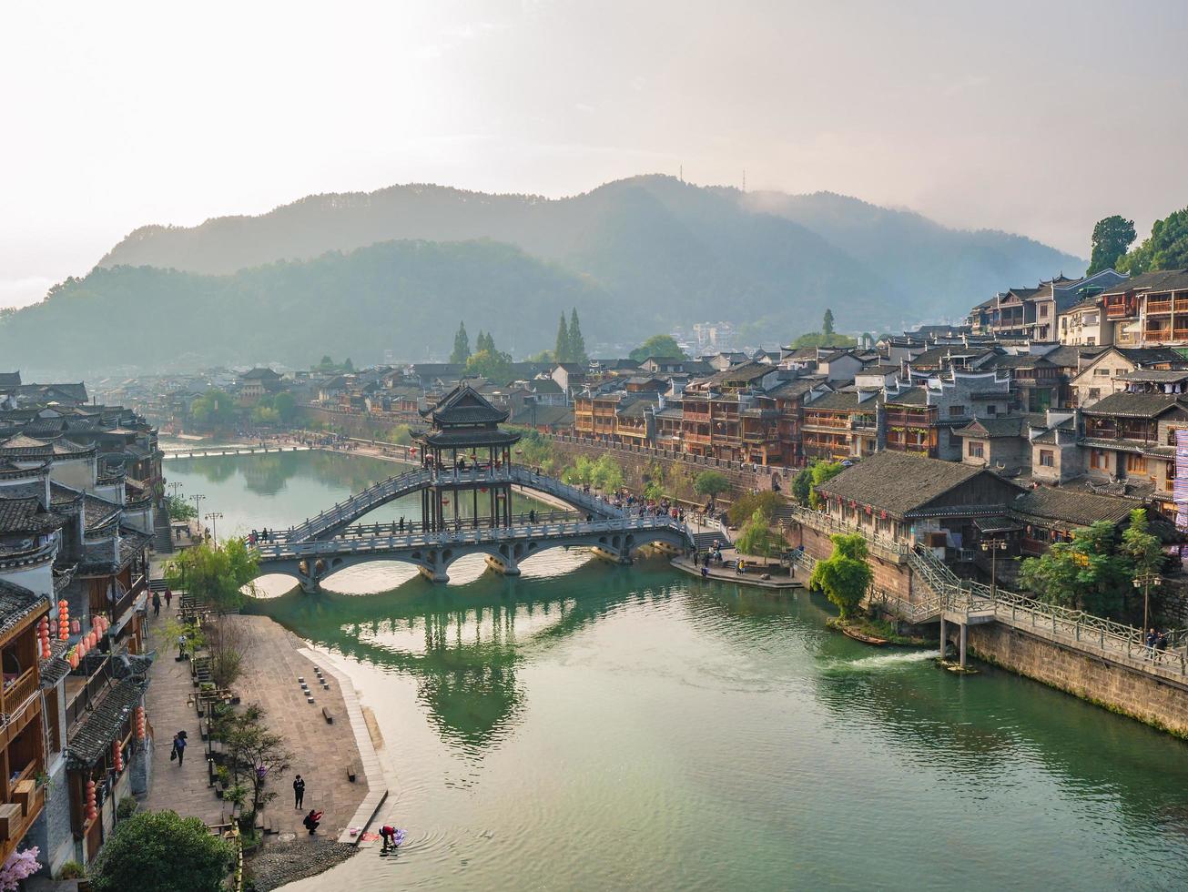 vista del paisaje en la mañana del casco antiguo de fenghuang. la ciudad antigua de phoenix o el condado de fenghuang es un condado de la provincia de hunan, china foto