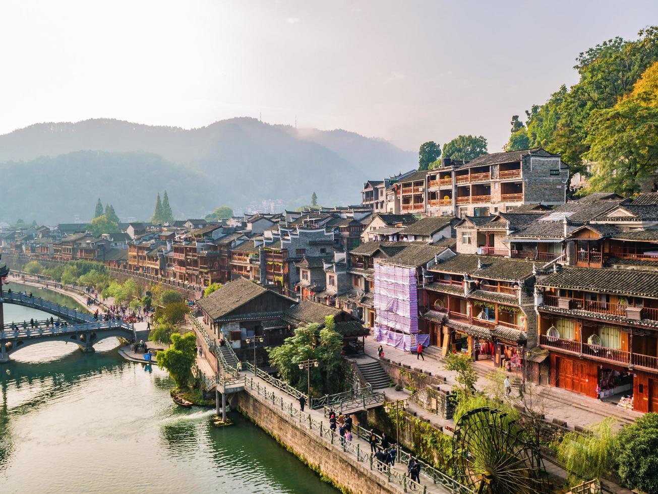 vista del paisaje en la mañana del casco antiguo de fenghuang. la ciudad antigua de phoenix o el condado de fenghuang es un condado de la provincia de hunan, china foto