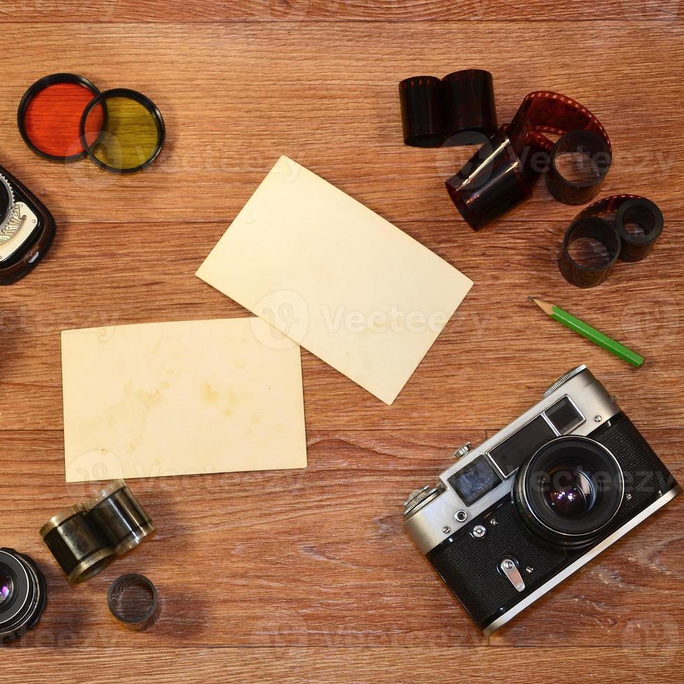 bodegón con equipo de fotografía antiguo foto