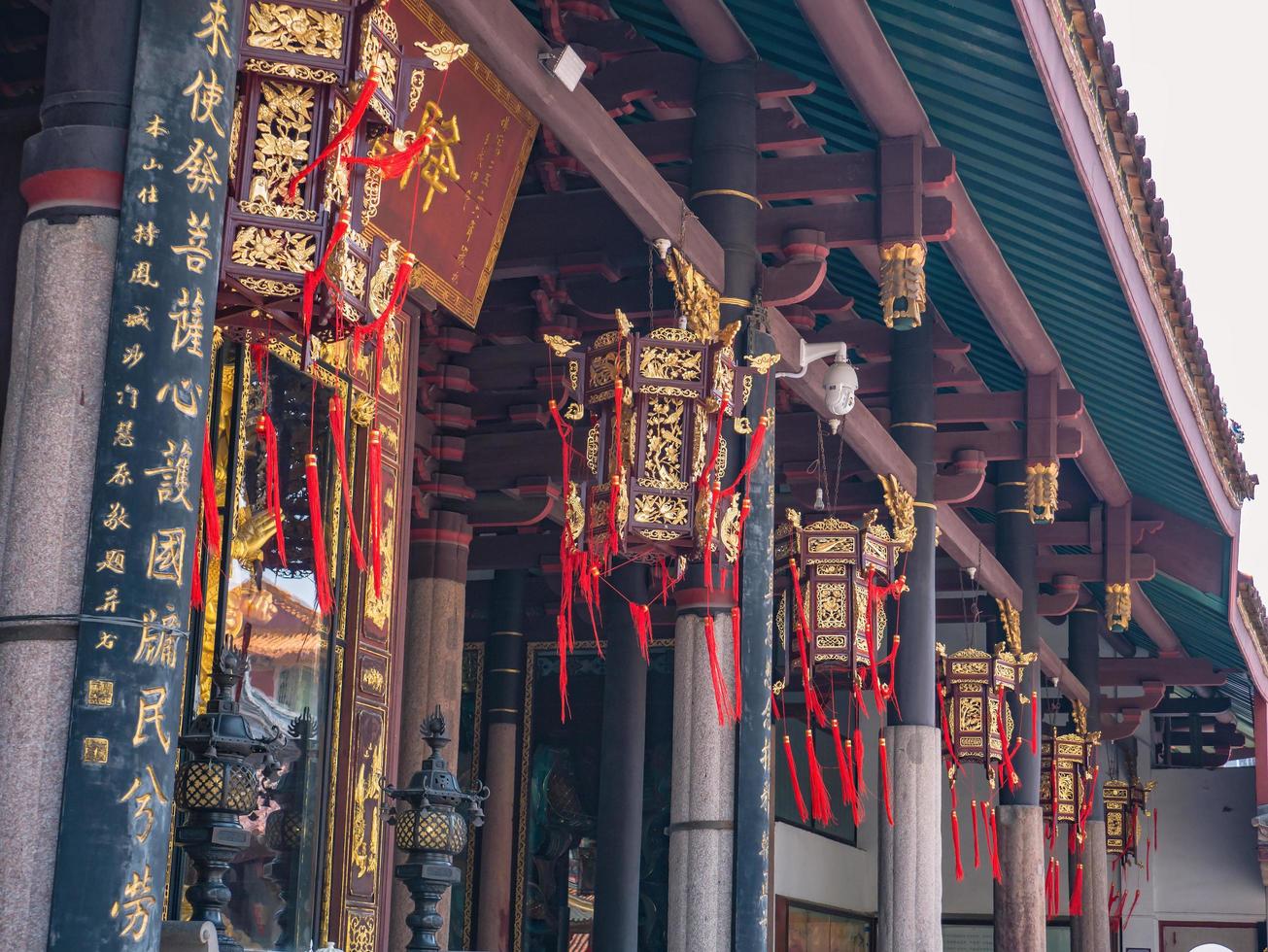 linterna roja china en el techo del templo chino foto