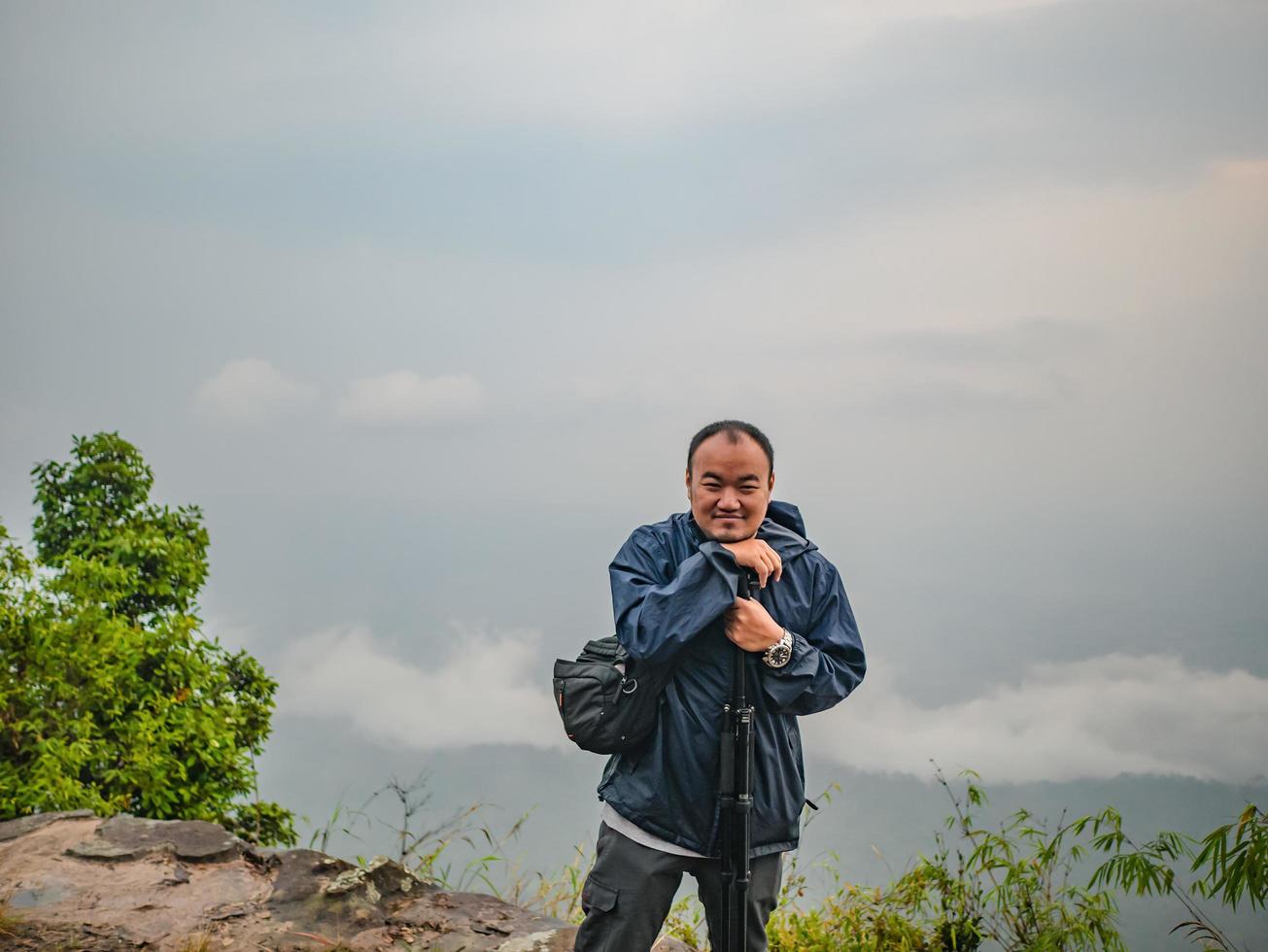 trekker asiático con vista secnery en la mañana en el parque nacional de la montaña phu kradueng en la ciudad de loei tailandia. parque nacional de la montaña phu kradueng el famoso destino turístico foto