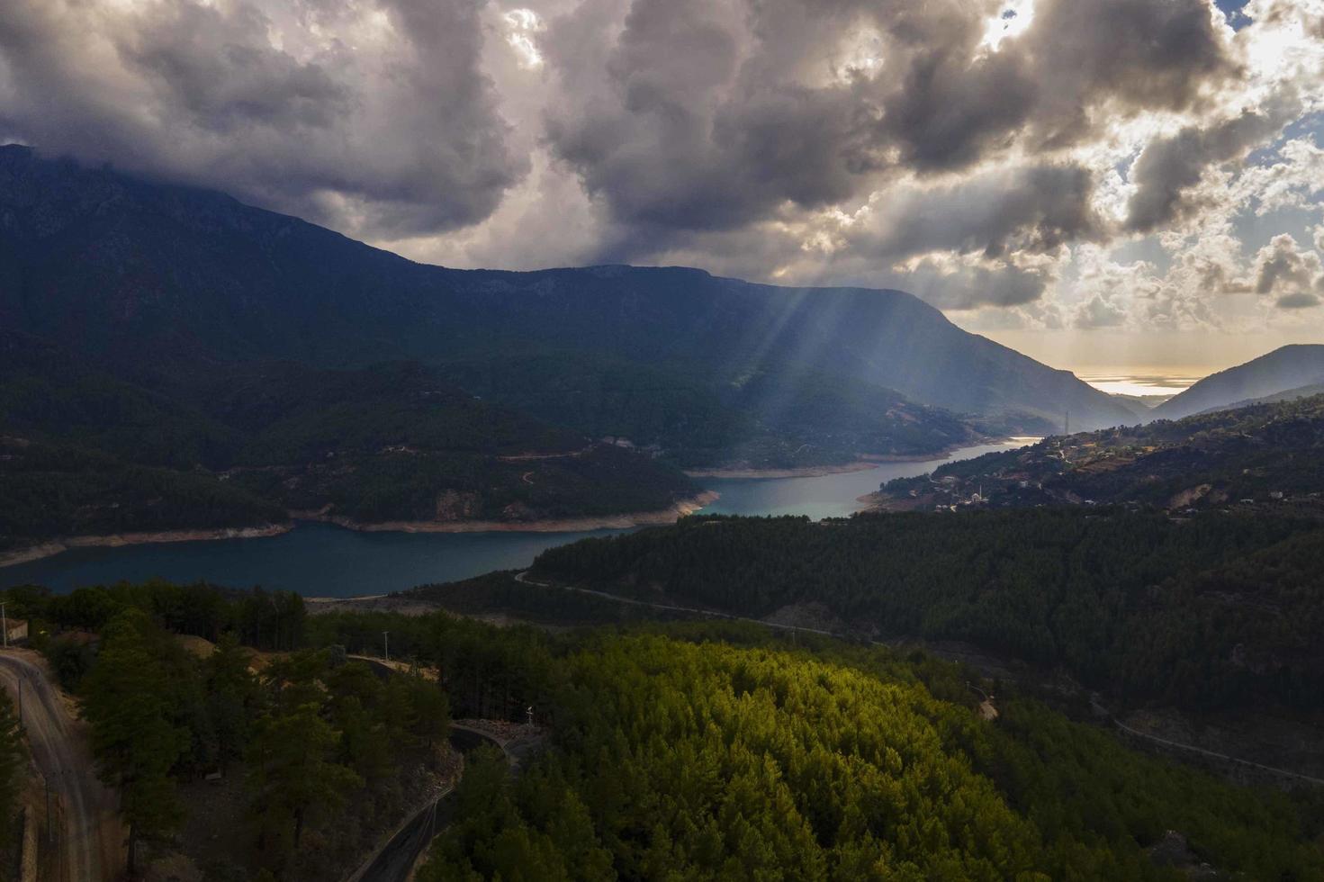 paisaje rural de puesta de sol de verano con río, lagos, pantanos y sol, fondo natural, vista aérea foto