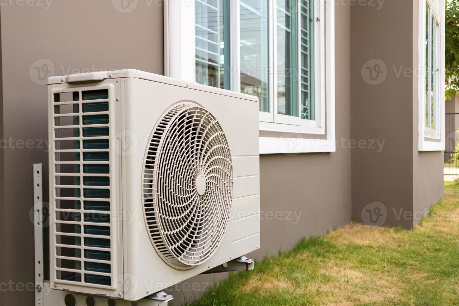compresor de aire acondicionado unidad exterior instalada fuera de la casa foto