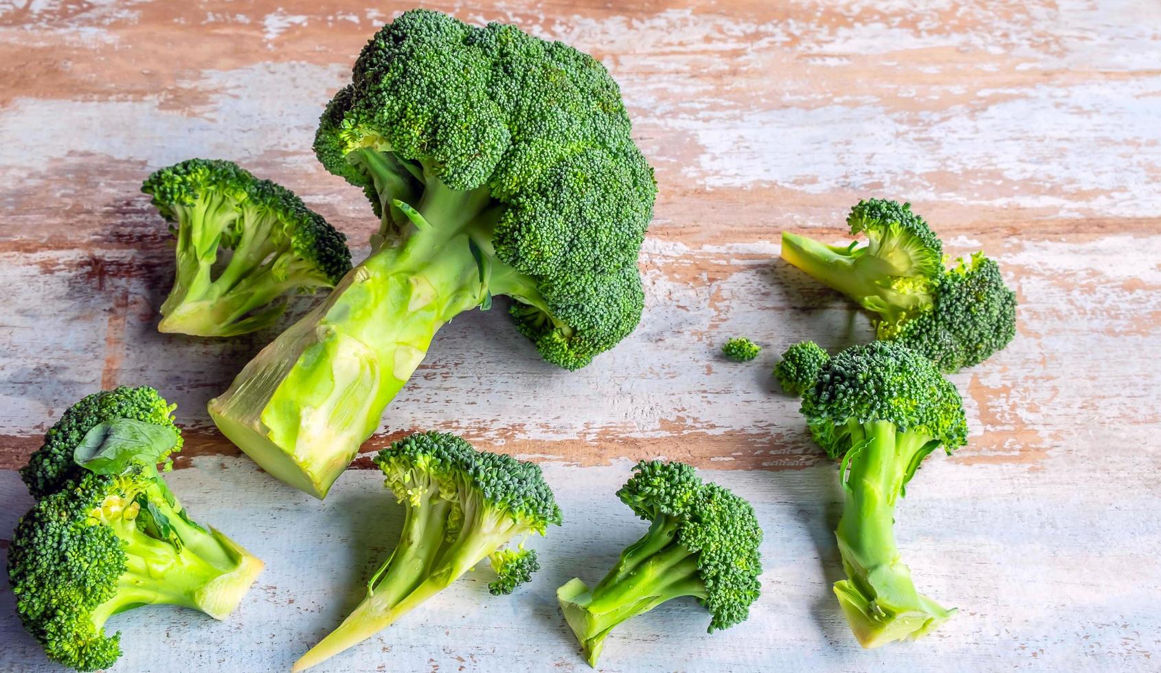 brócoli fresco para cocinar en una mesa de madera,verduras saludables.vista superior foto