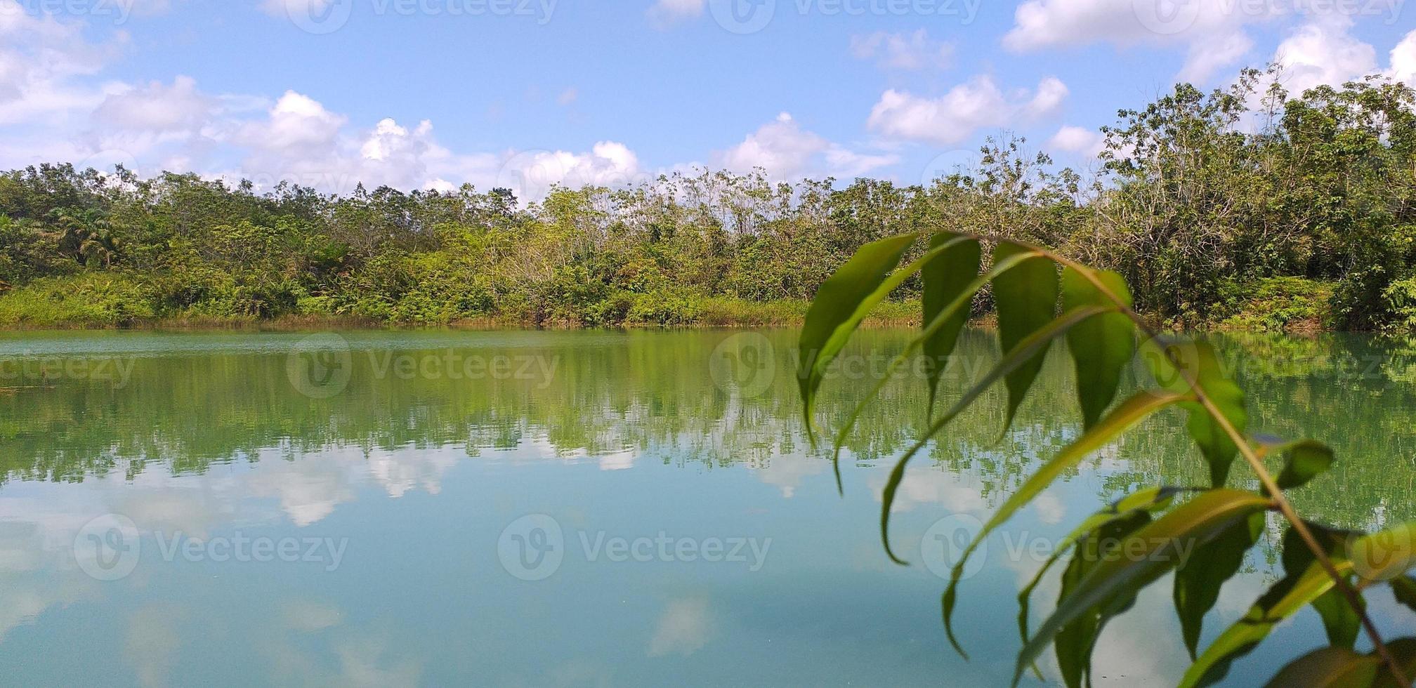 hermosa vista al lago con agua clara foto