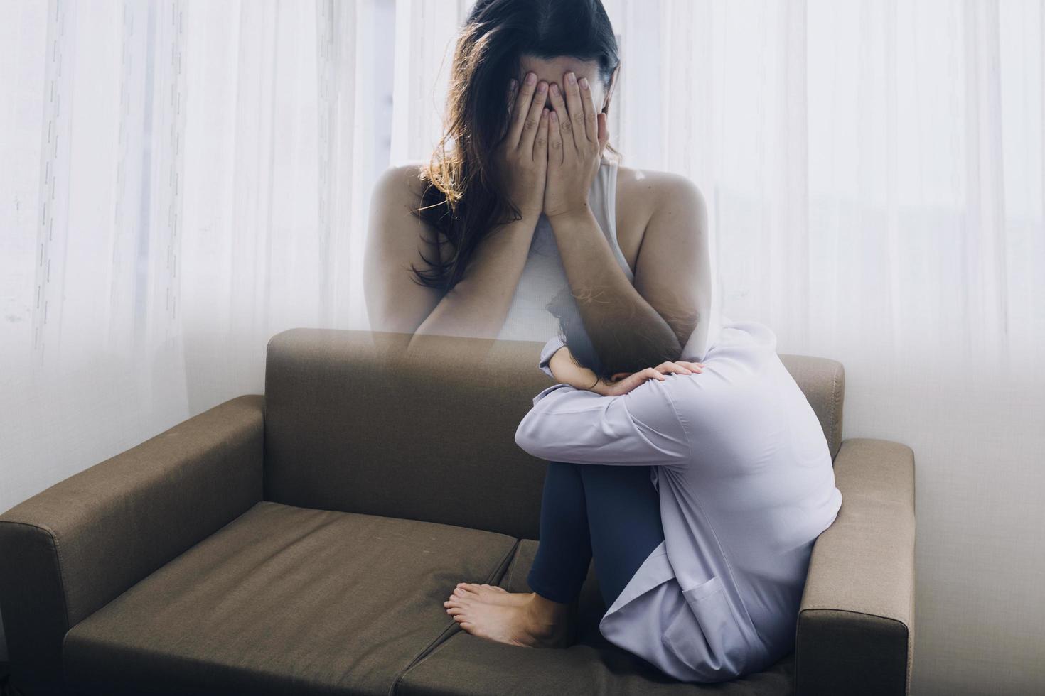 mujeres asiáticas con estrés, se mantuvo sola en su dormitorio, depresión. foto