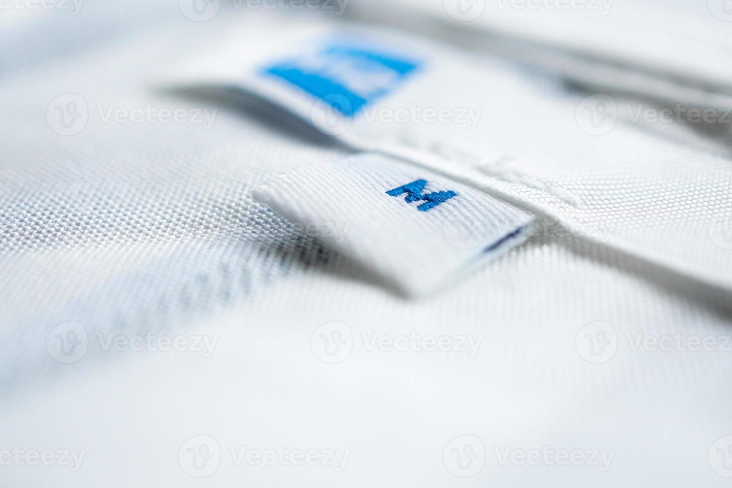 etiqueta de ropa blanca de cerca en una camisa nueva foto